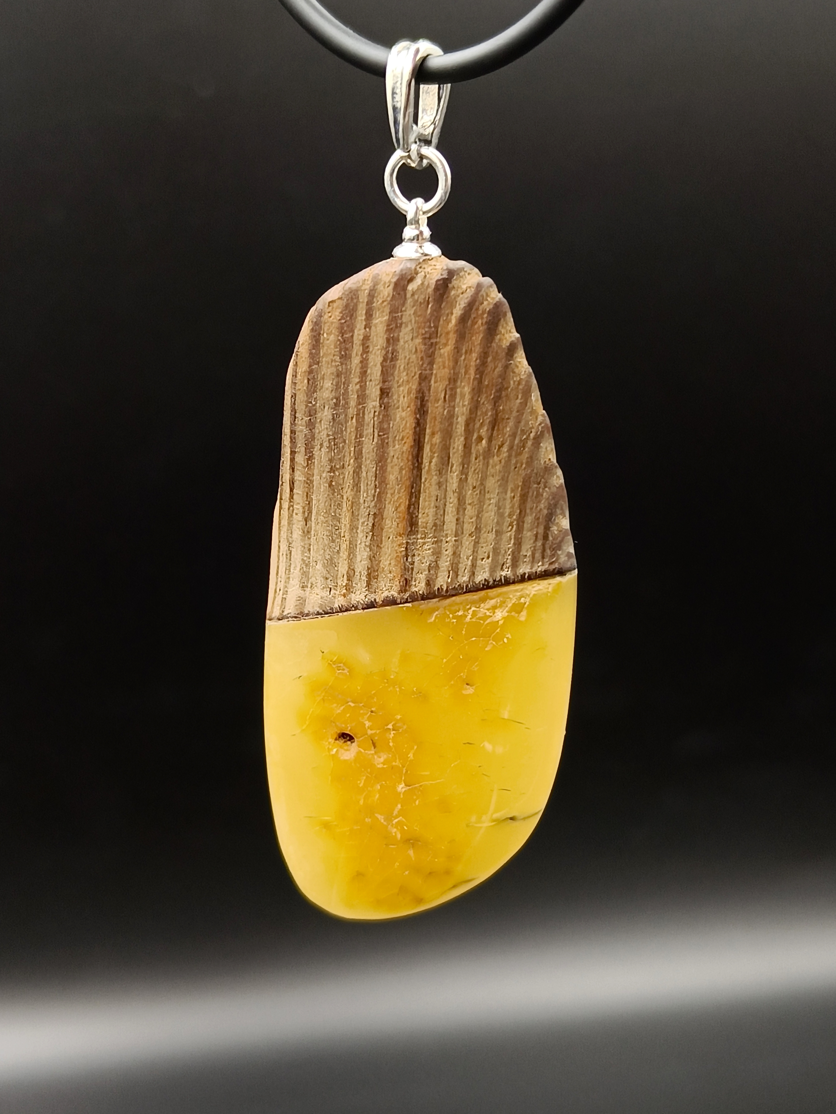 Wisior. Naturalny bursztyn bałtycki, drewno i srebro próby 925. Unikat.