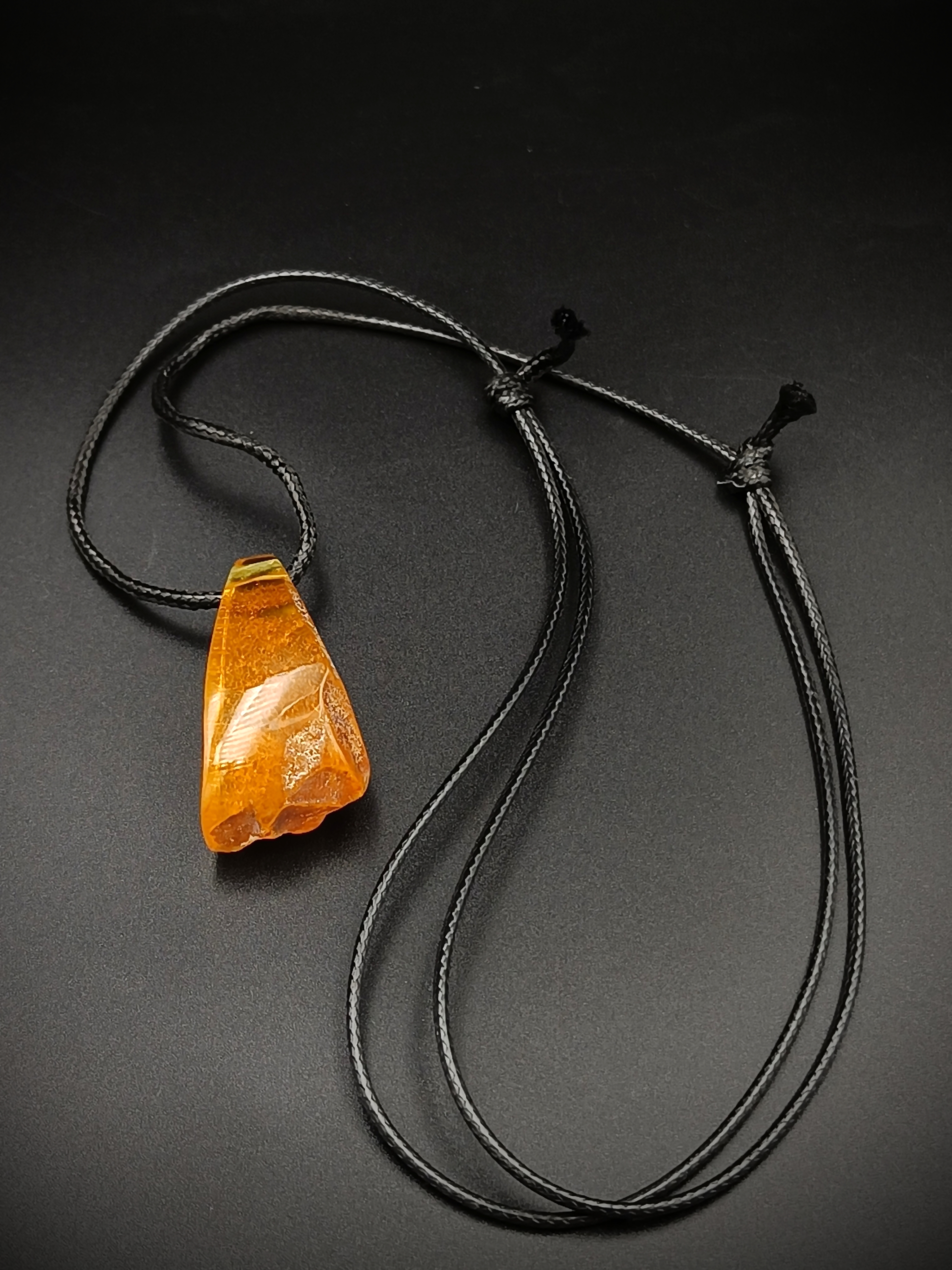 Wisiorek. Naturalny bursztyn bałtycki.