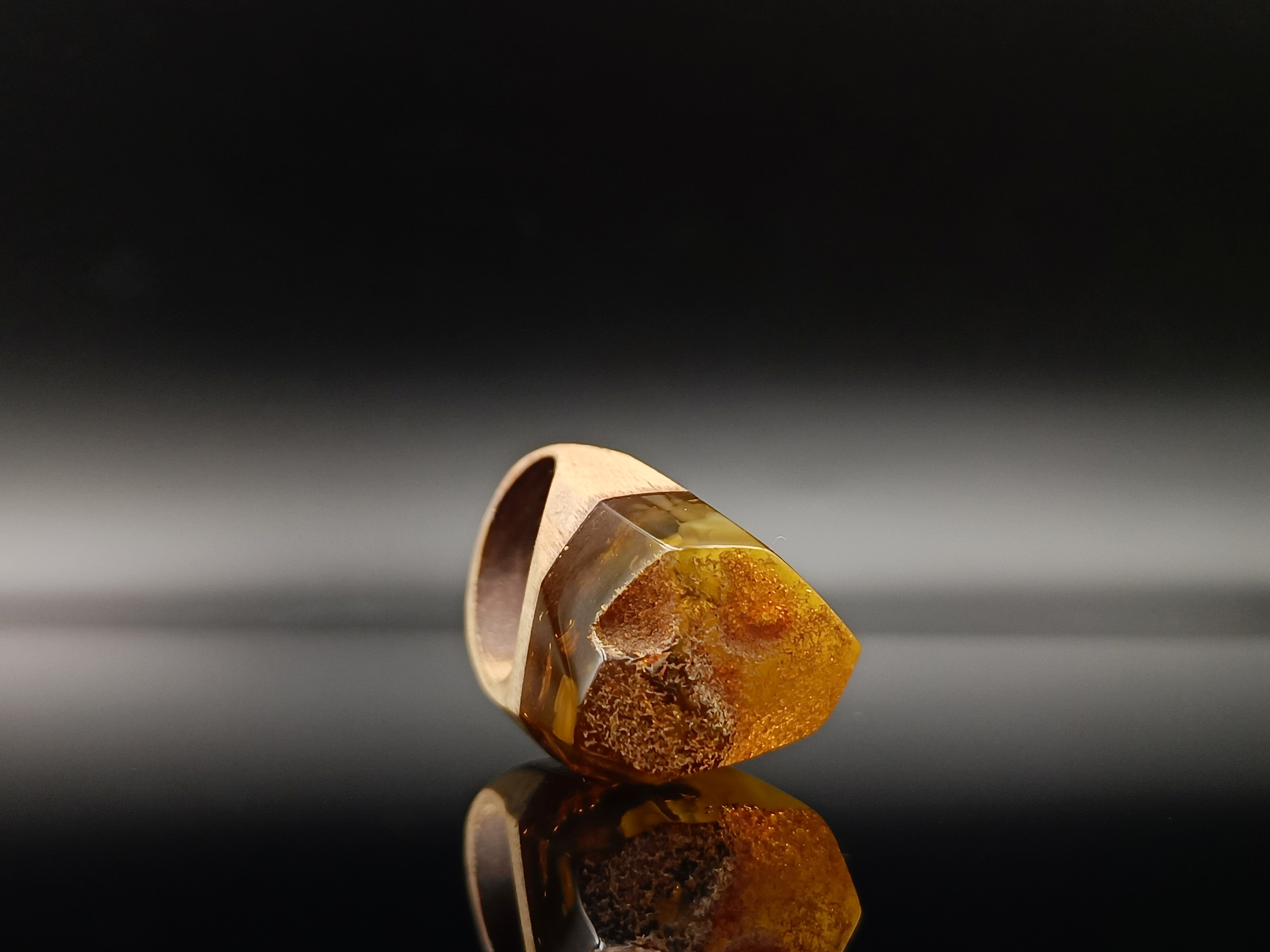 Pierścionek. Bursztyn bałtycki i drewno.