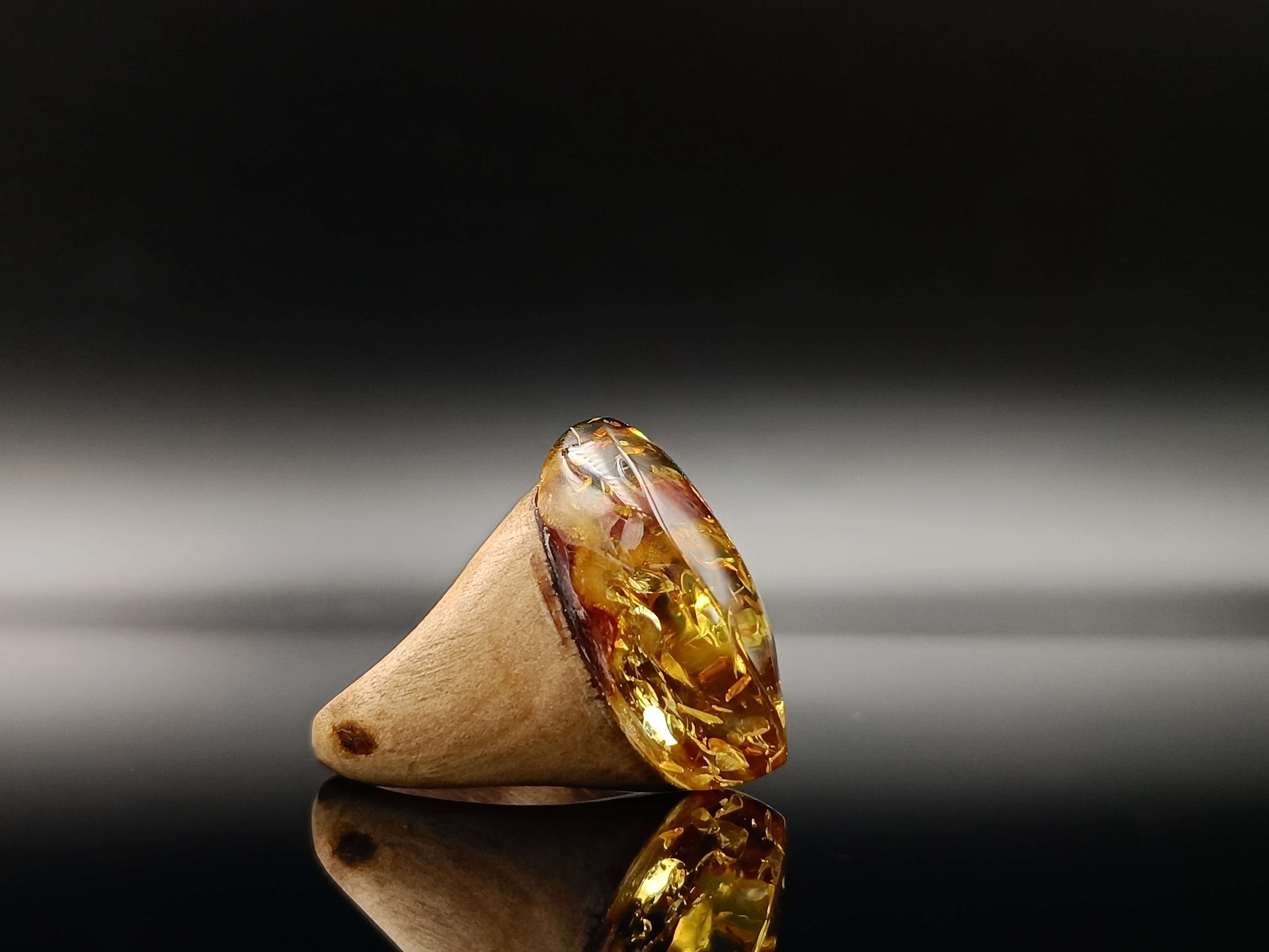 Pierścionek. Bursztyn bałtycki i drewno.