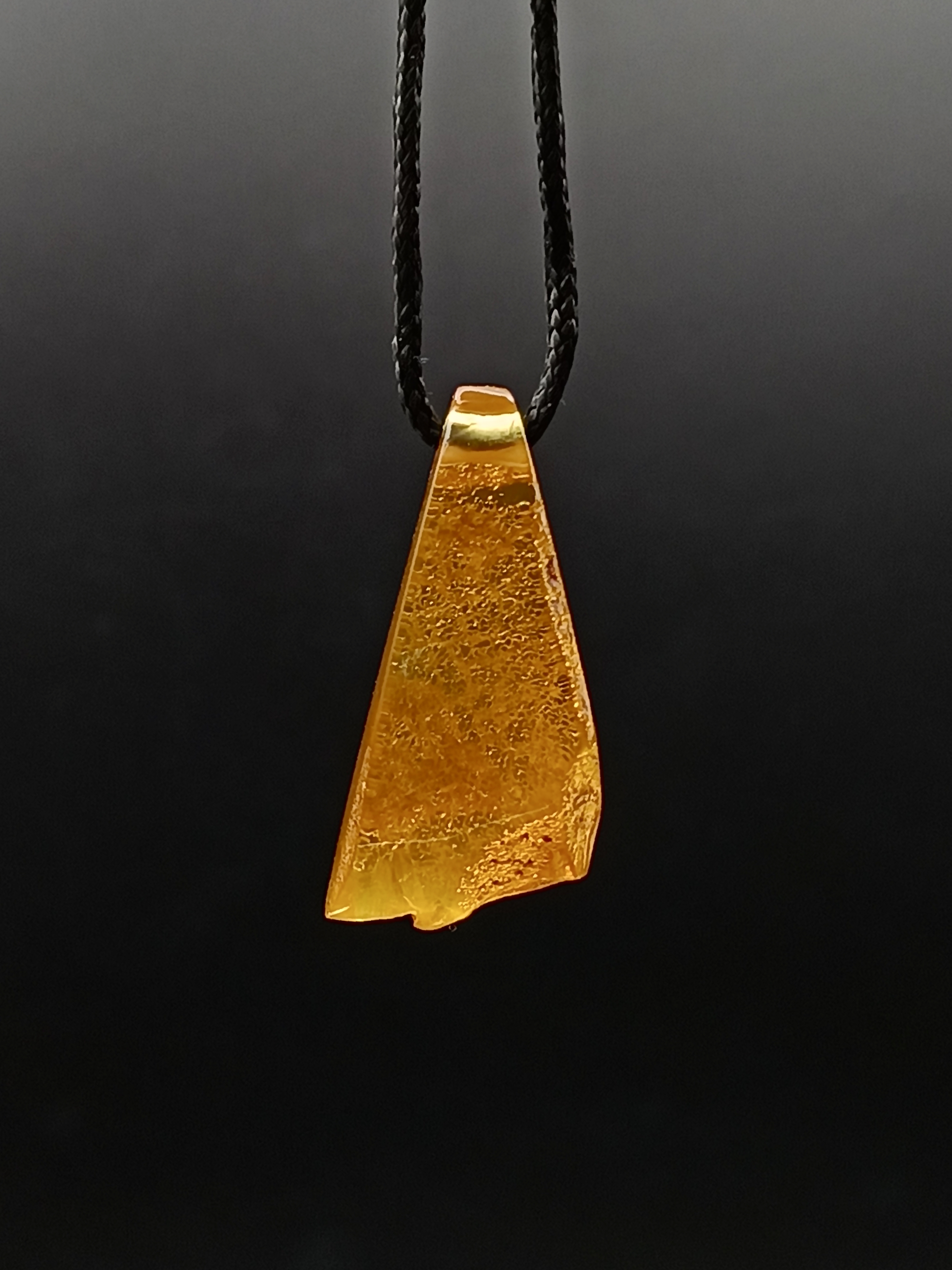 Wisiorek. Naturalny bursztyn bałtycki.