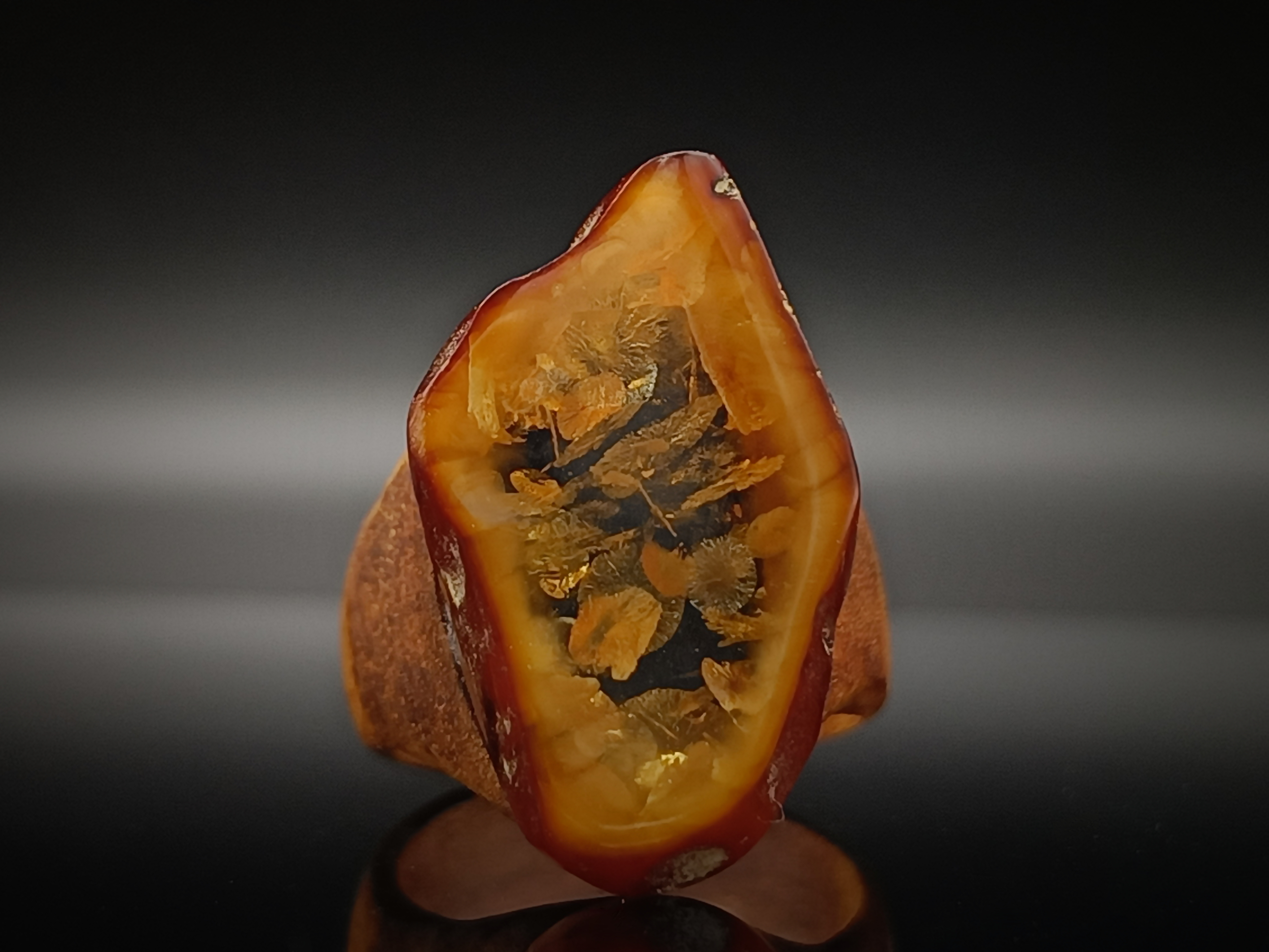 Pierścionek. Bursztyn bałtycki i drewno.