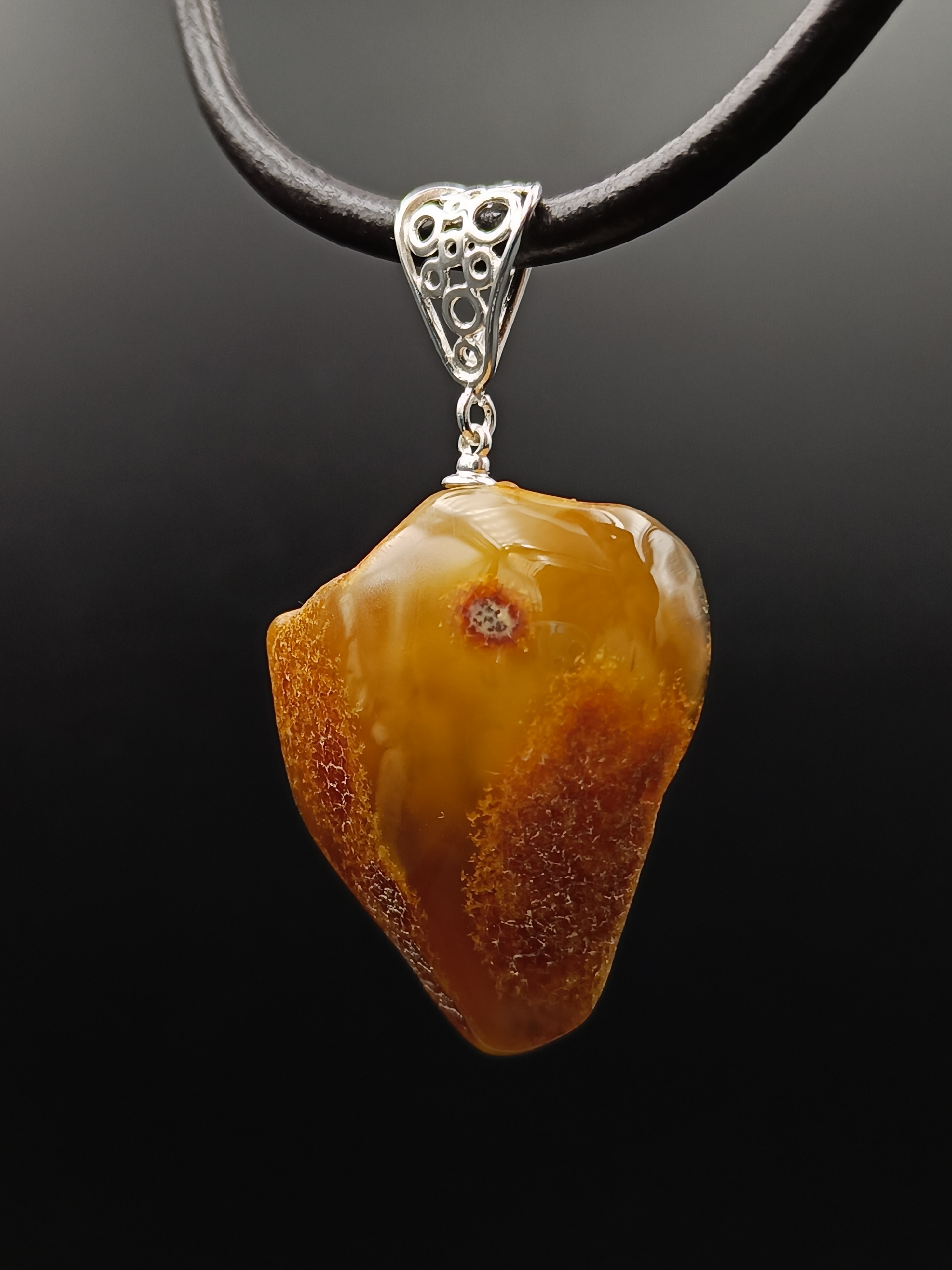 Wisiorek. Naturalny bursztyn bałtycki i srebro próby 925. Unikat.