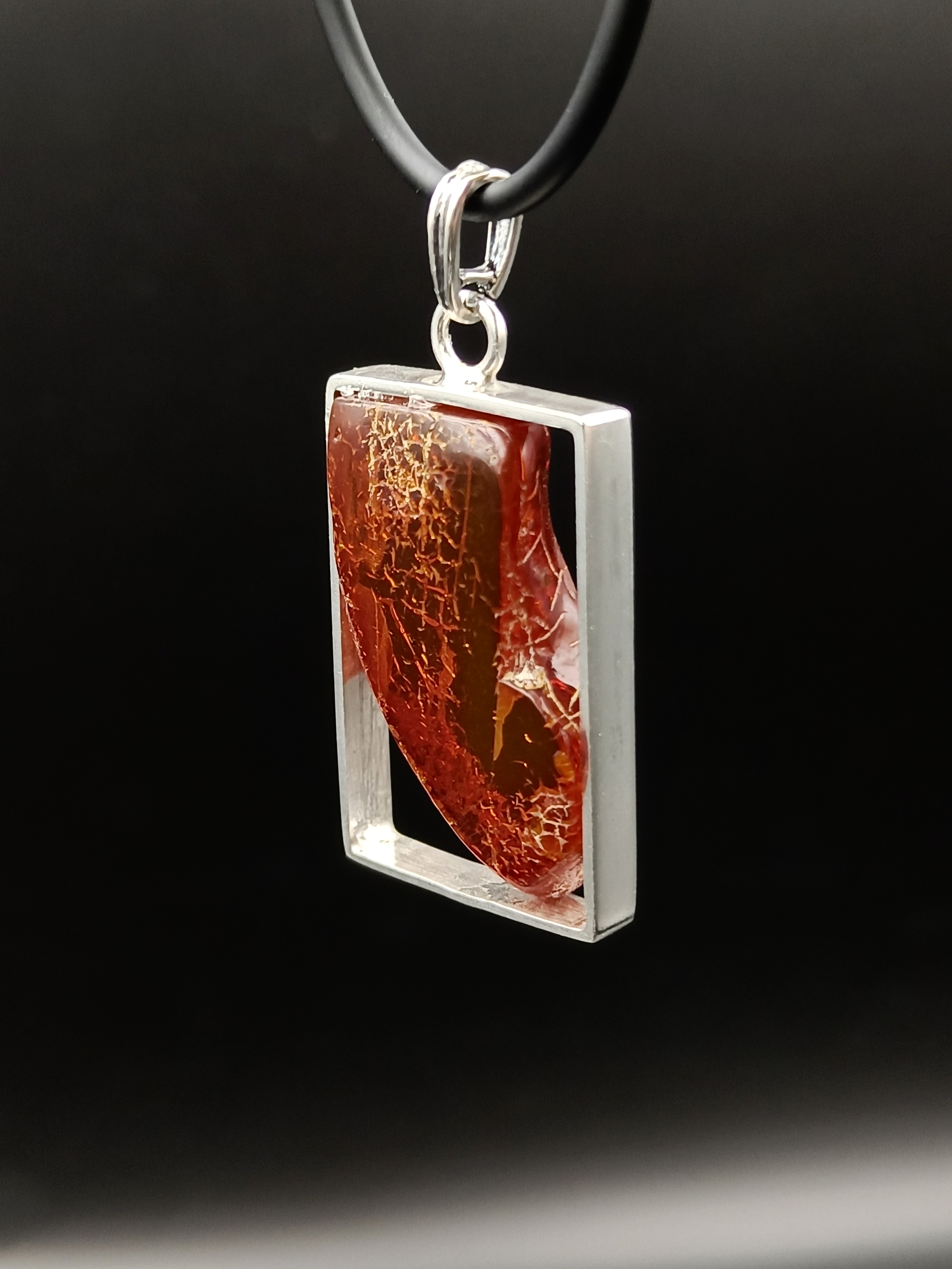 Wisiorek. Naturalny bursztyn bałtycki i srebro próby 925. Unikat.