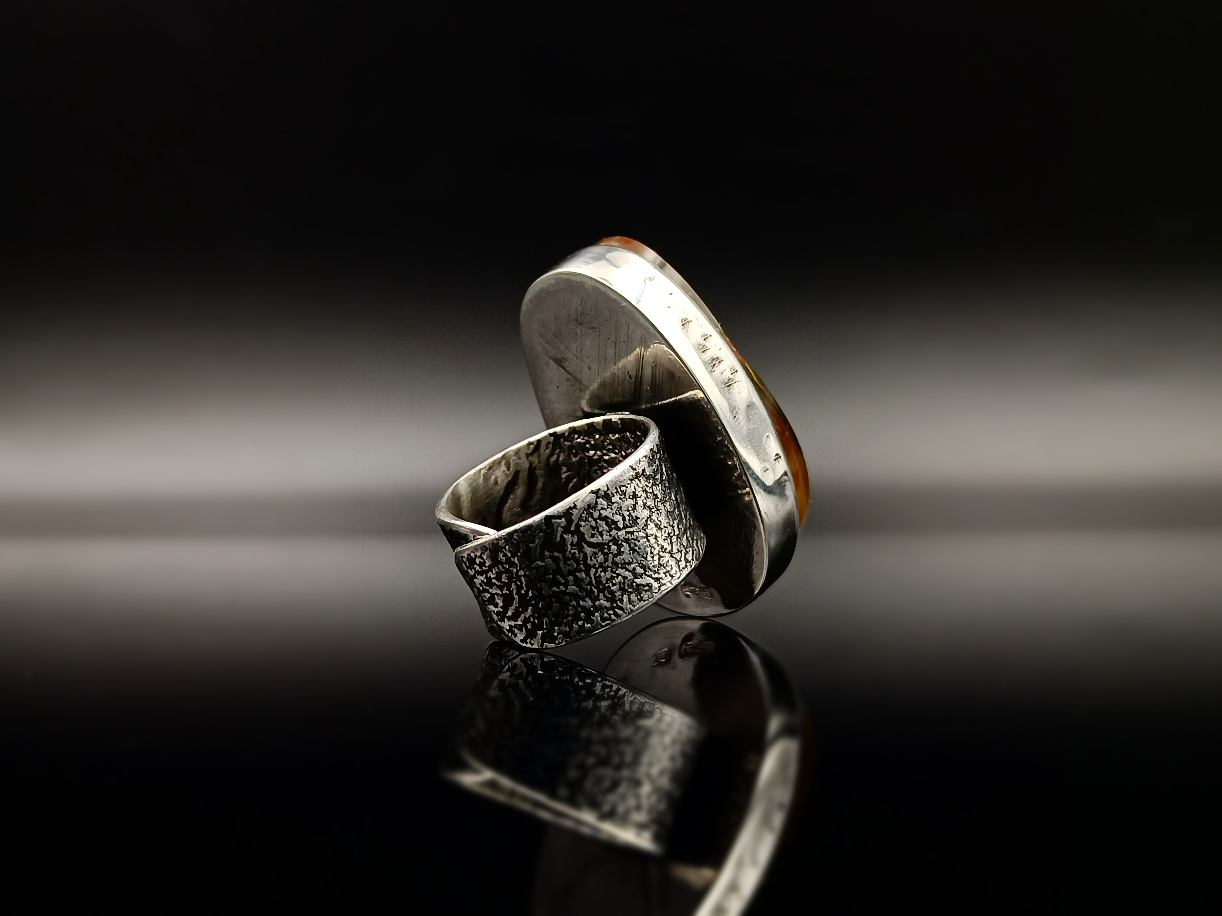 Pierścionek. Bursztyn bałtycki i srebro próby 925. Unikat.