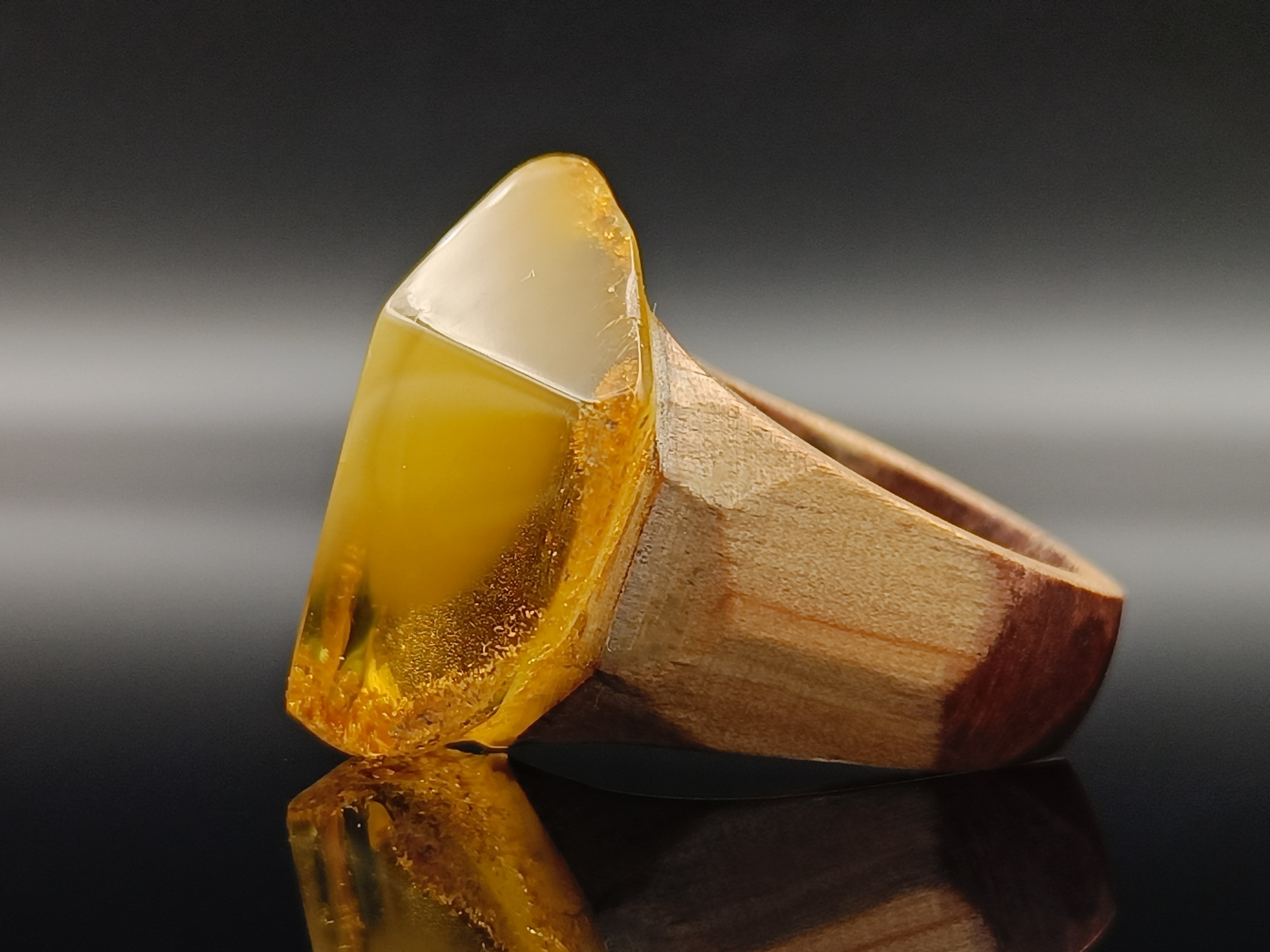 Pierścionek. Bursztyn bałtycki i drewno.