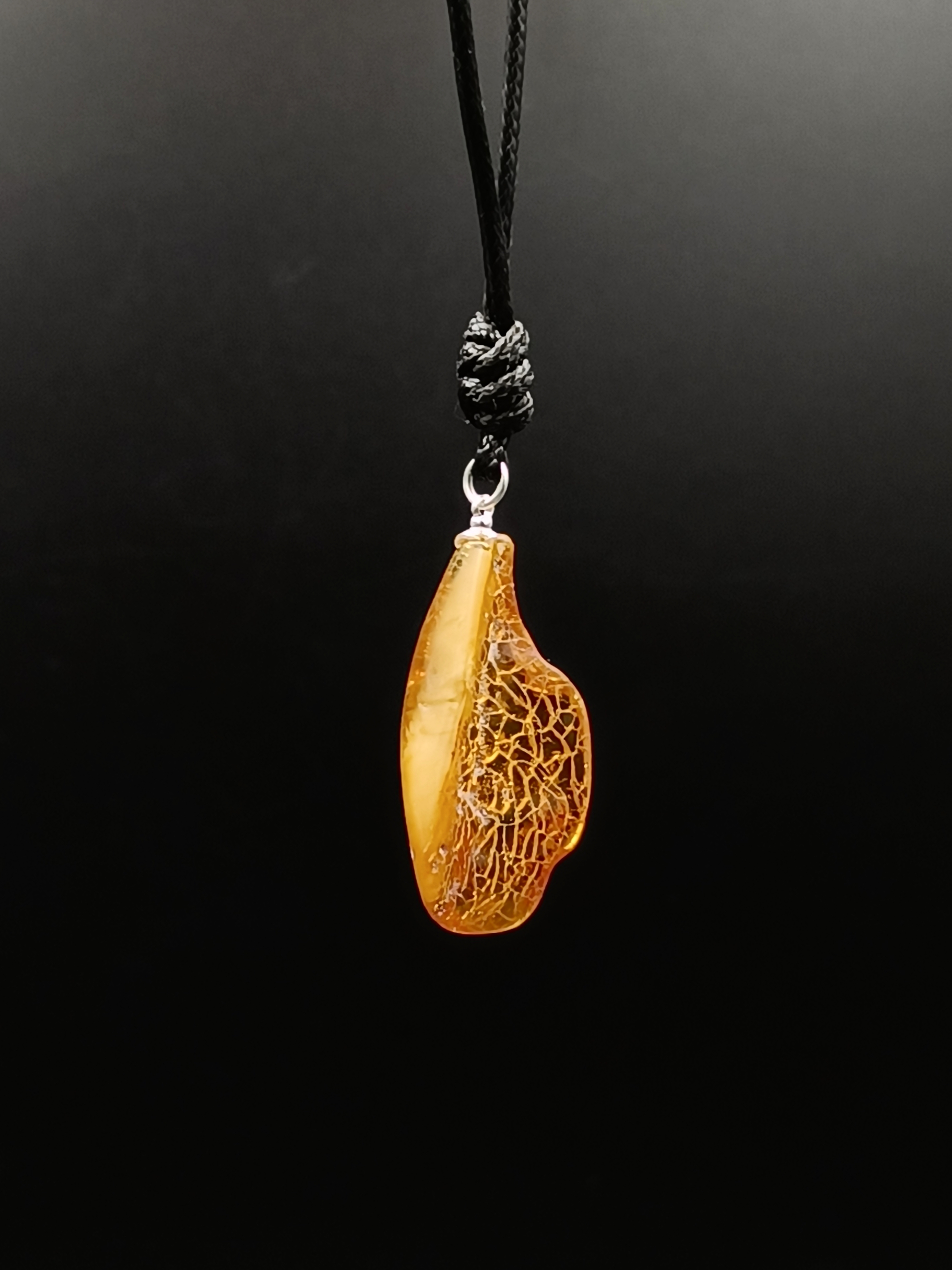 Wisiorek. Naturalny bursztyn bałtycki i srebro 925.