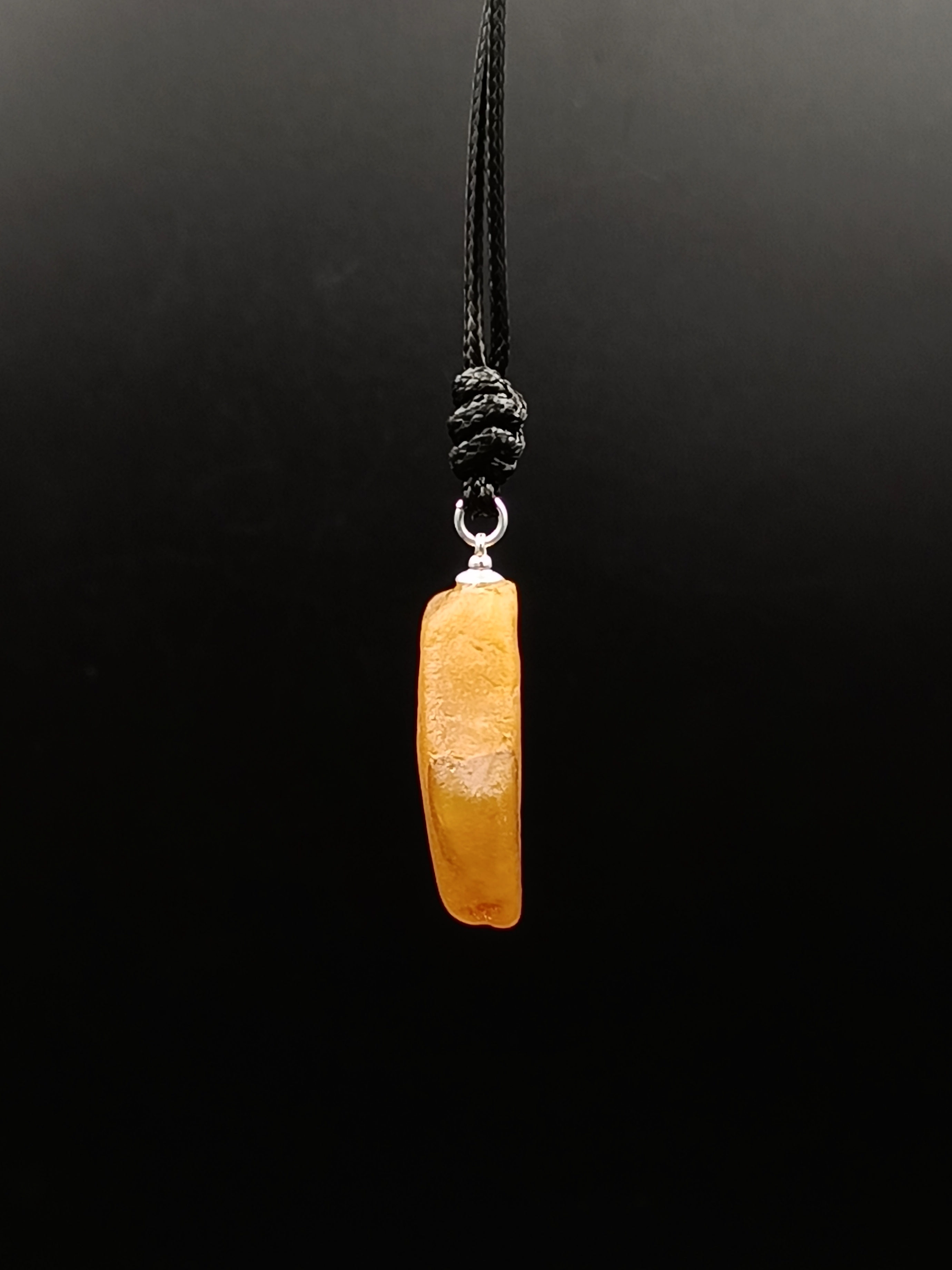 Wisiorek. Naturalny bursztyn bałtycki i srebro 925.