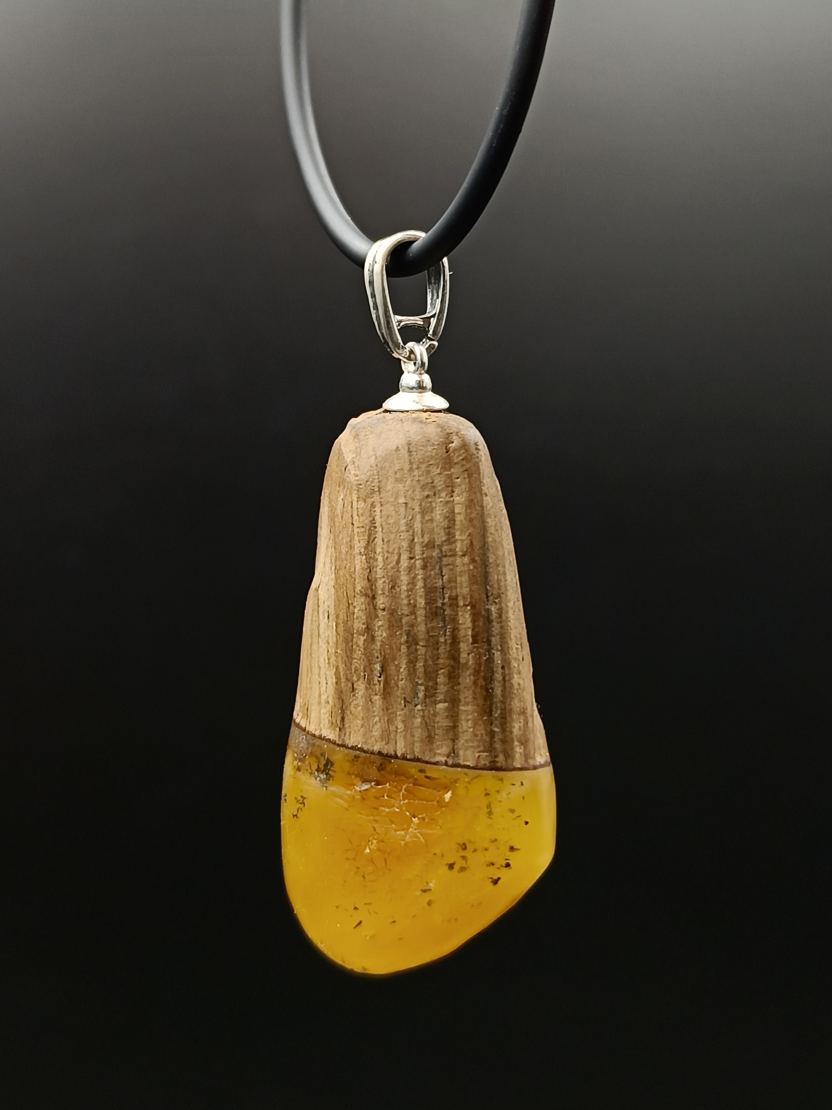 Wisior. Naturalny bursztyn bałtycki, drewno i srebro próby 925. Unikat.