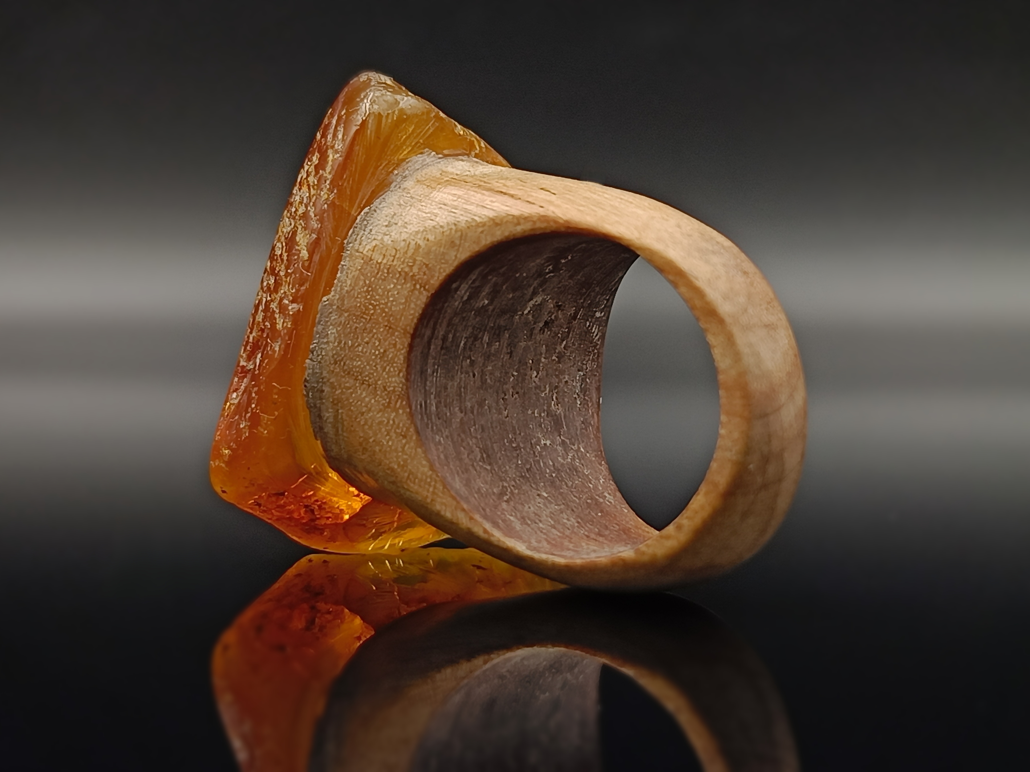 Pierścionek. Bursztyn bałtycki i drewno.
