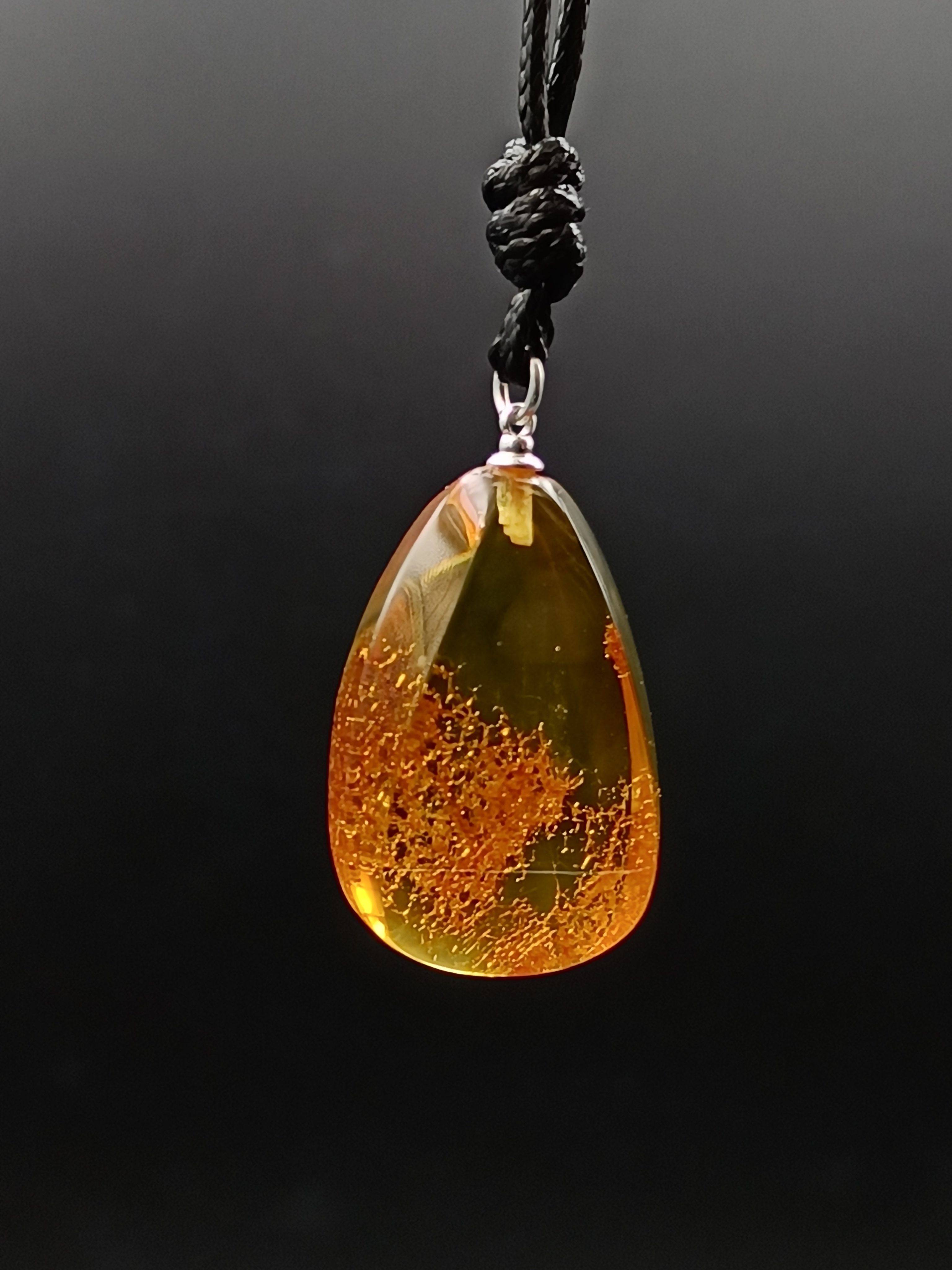 Wisiorek. Naturalny bursztyn bałtycki i srebro 925.