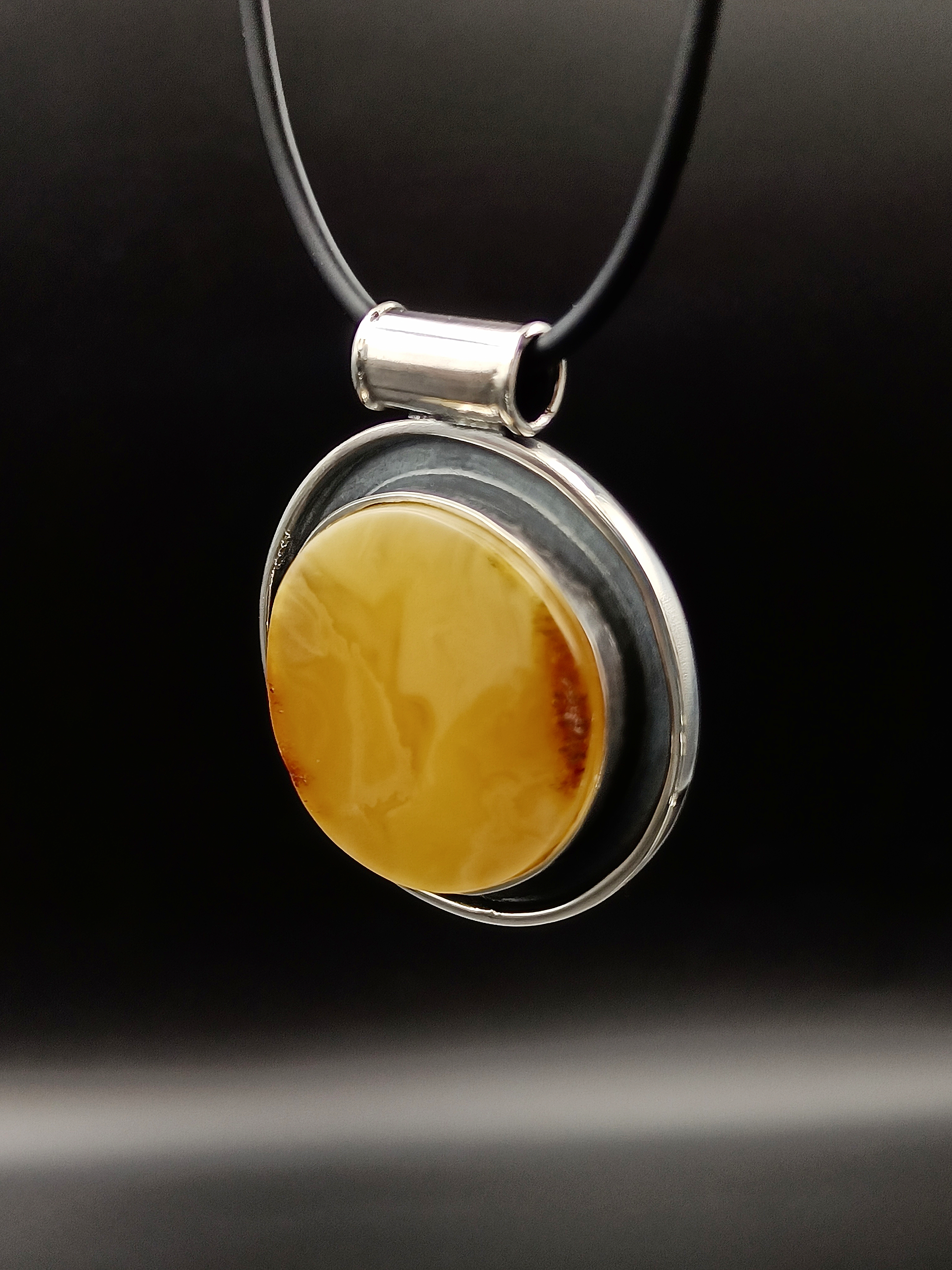 Wisior. Naturalny bursztyn bałtycki i srebro próby 925. Unikat.