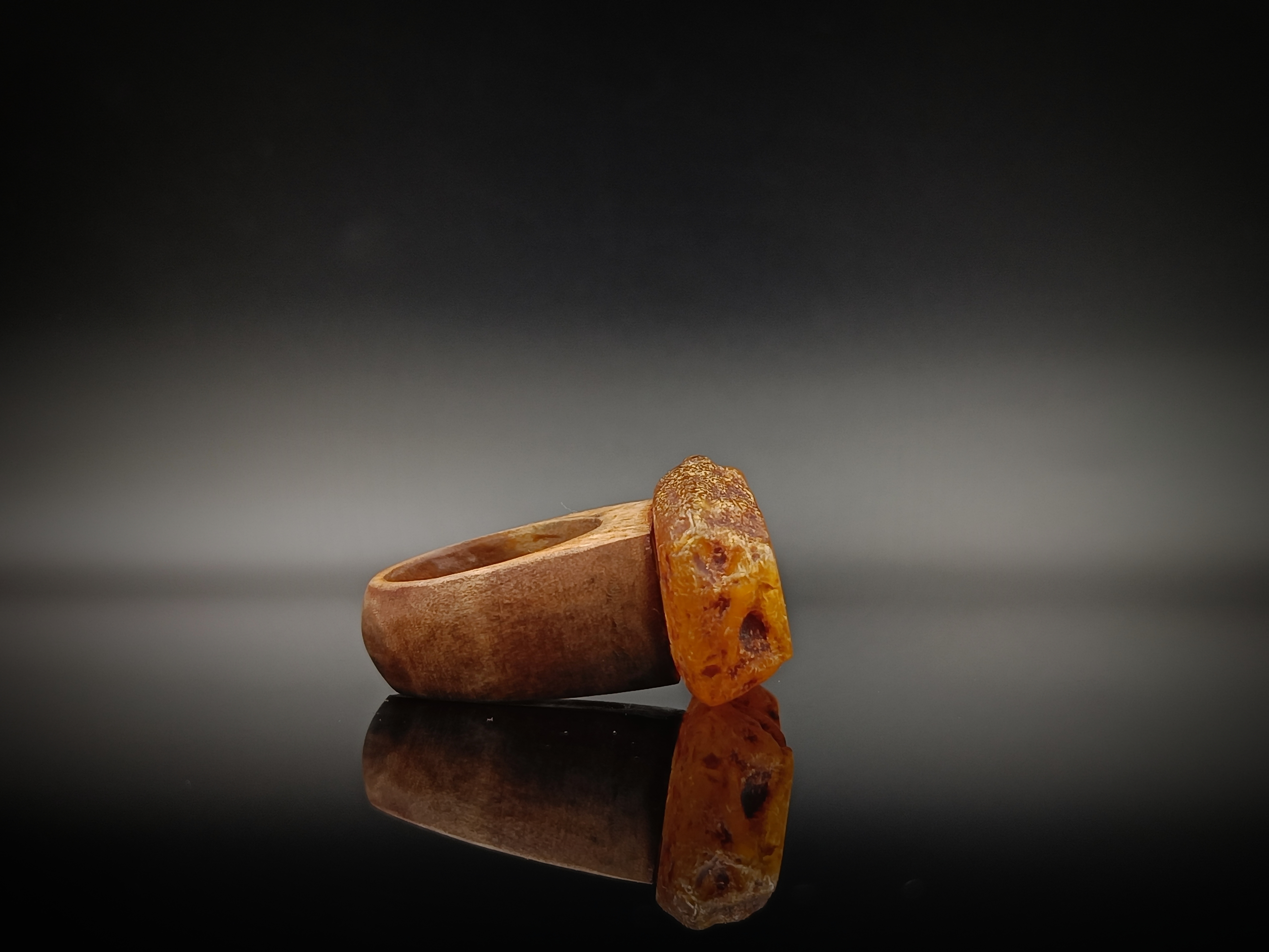 Pierścionek. Bursztyn bałtycki i drewno.