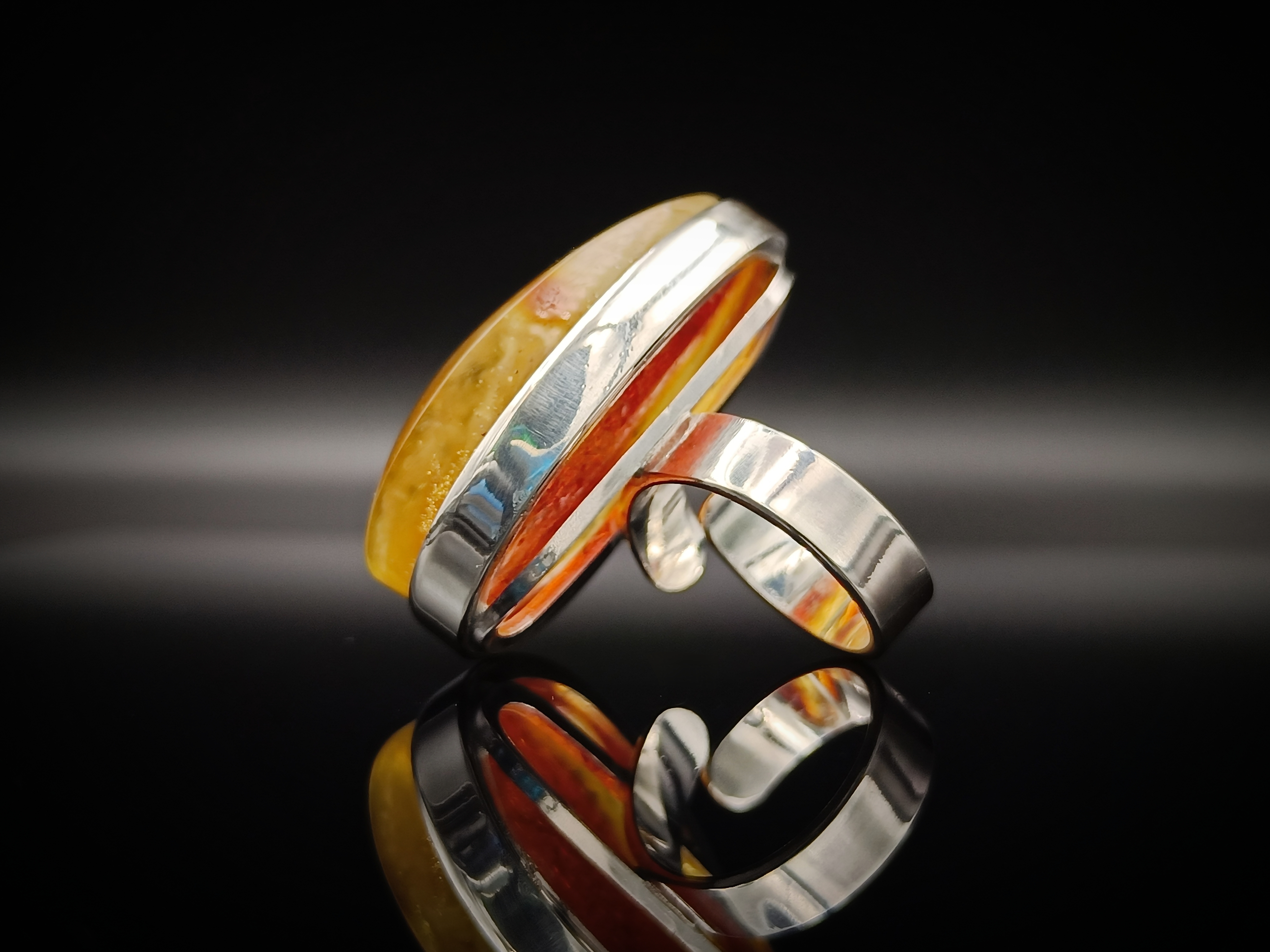 Pierścionek. Naturalny bursztyn bałtycki i srebro próby 925. Unikat.