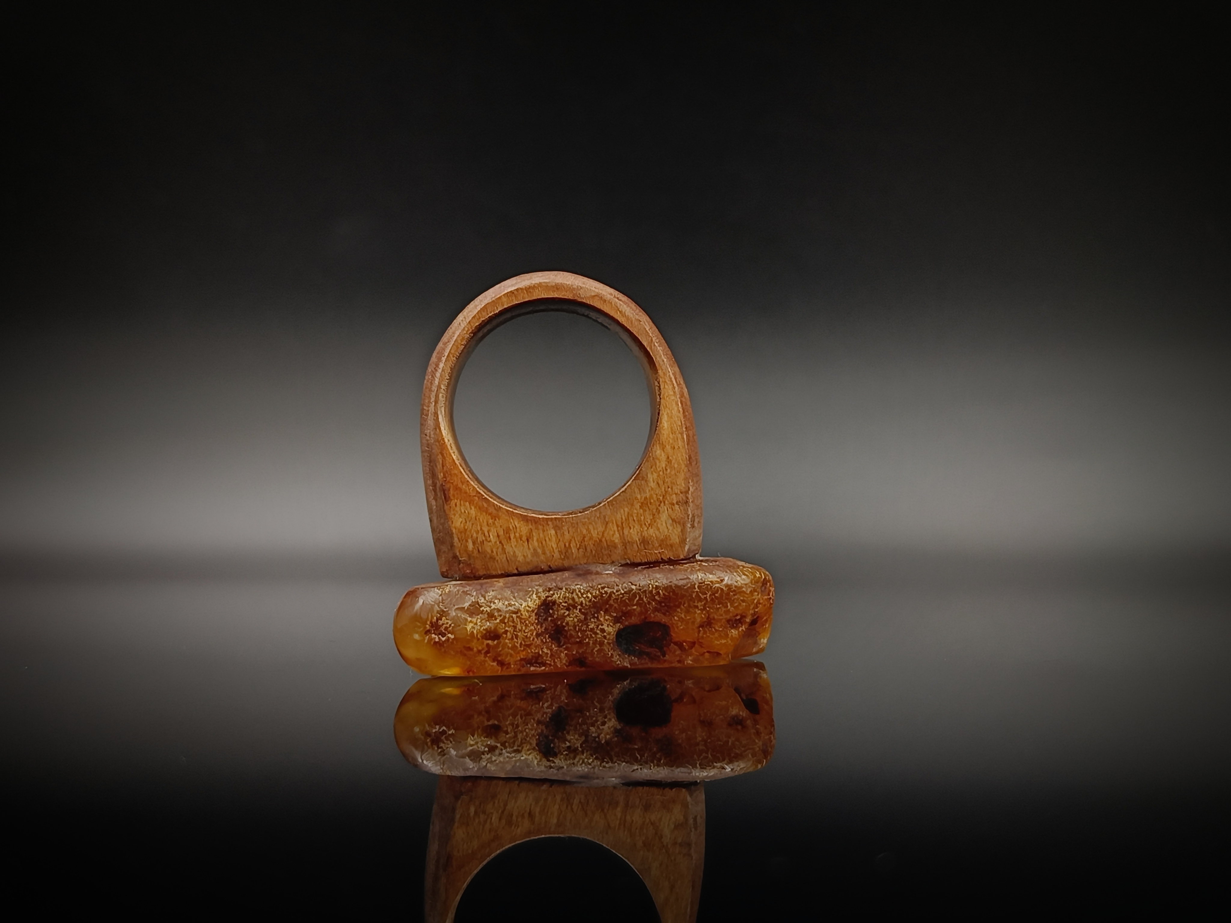 Pierścionek. Bursztyn bałtycki i drewno.