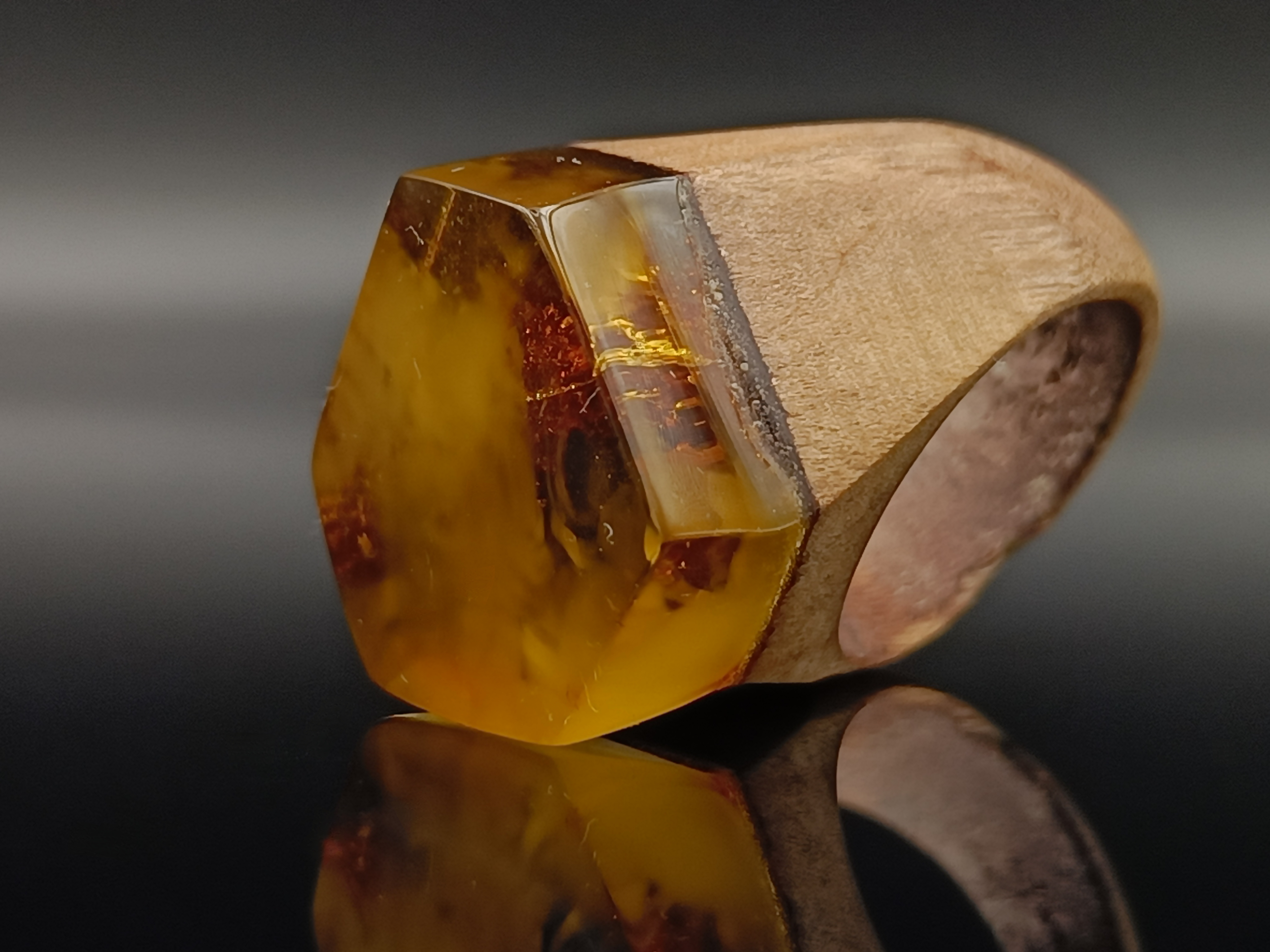 Pierścionek. Bursztyn bałtycki i drewno.