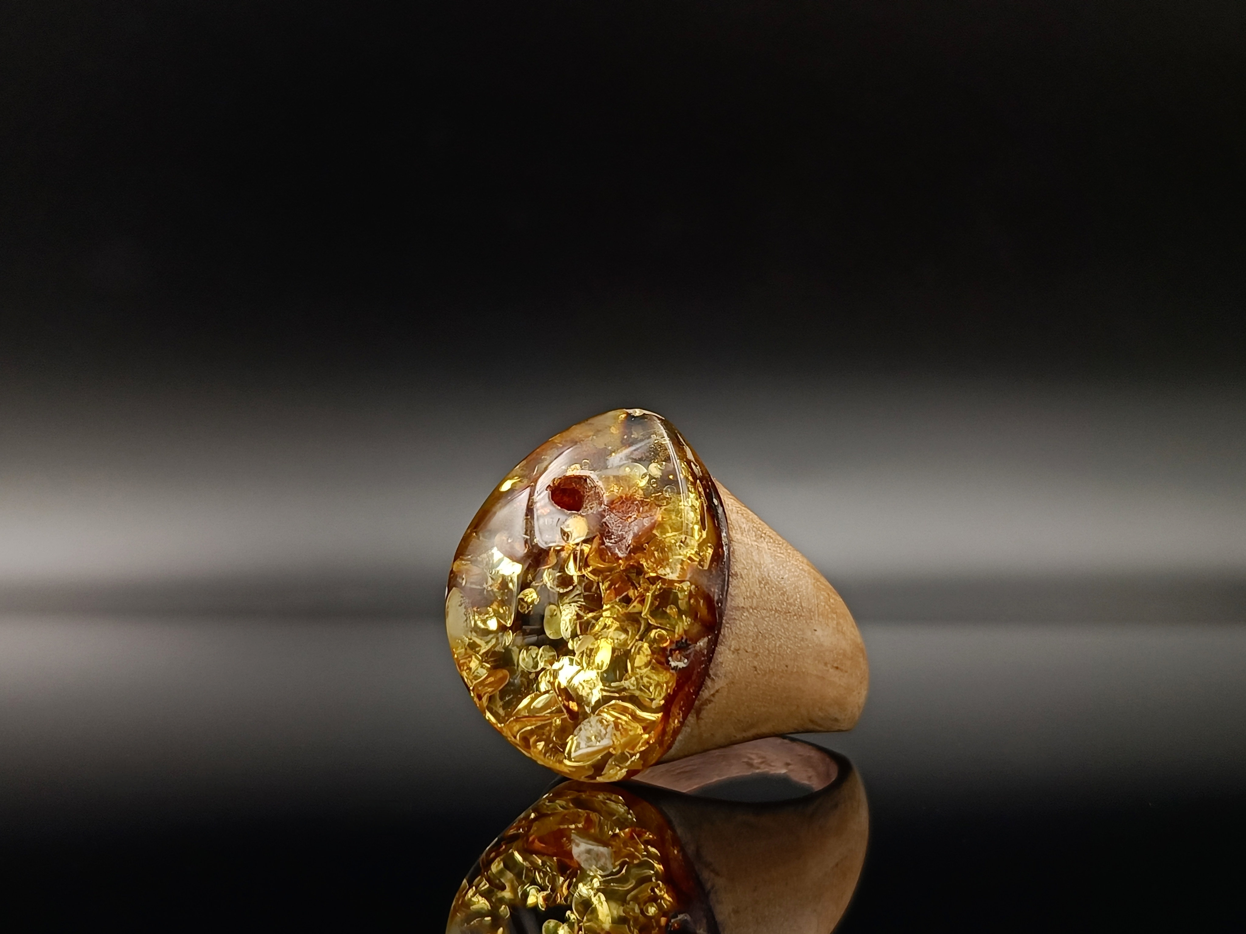 Pierścionek. Bursztyn bałtycki i drewno.
