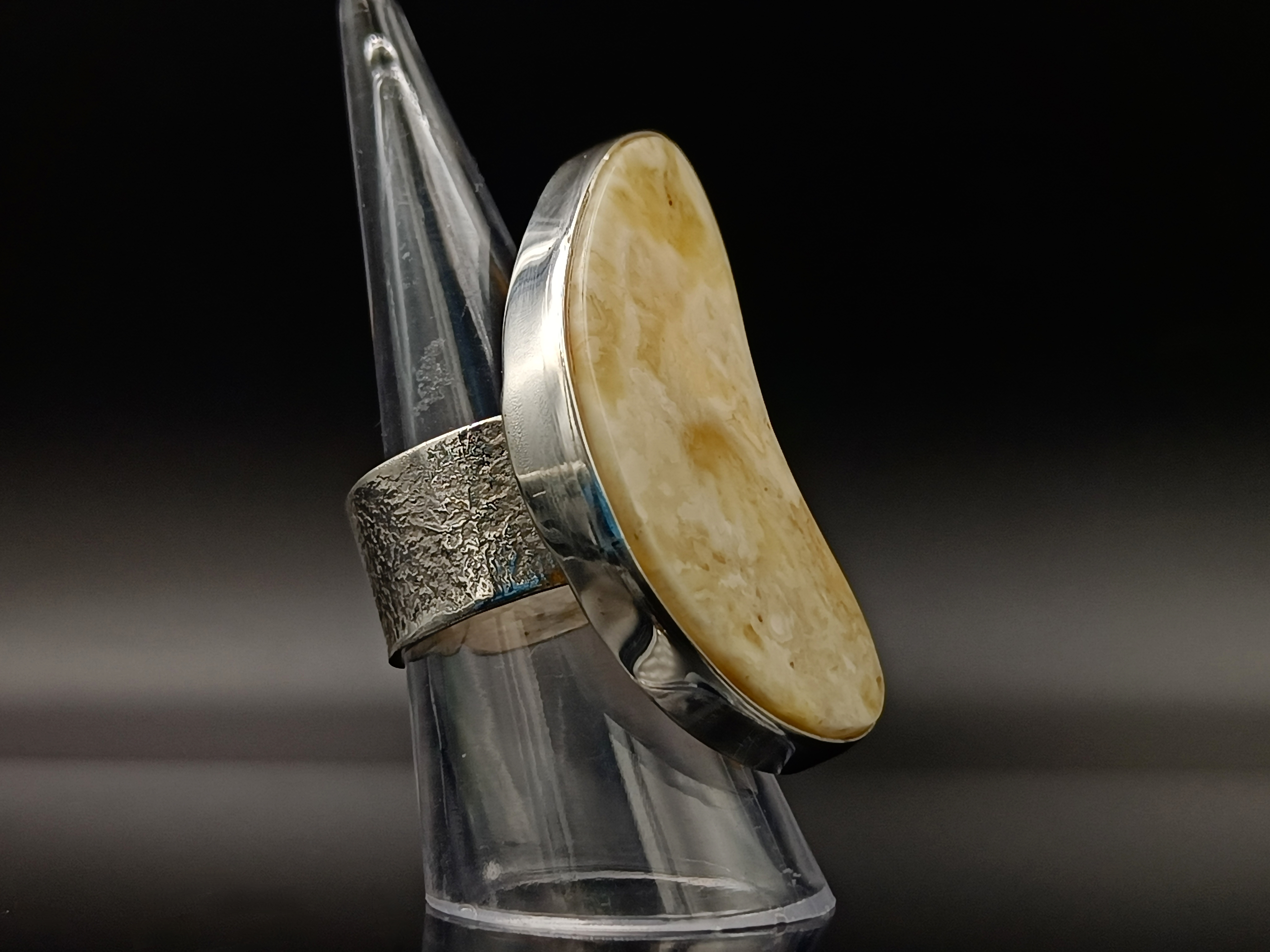 Pierścionek. Biało-żółty bursztyn bałtycki i srebro próby 925. Unikat.