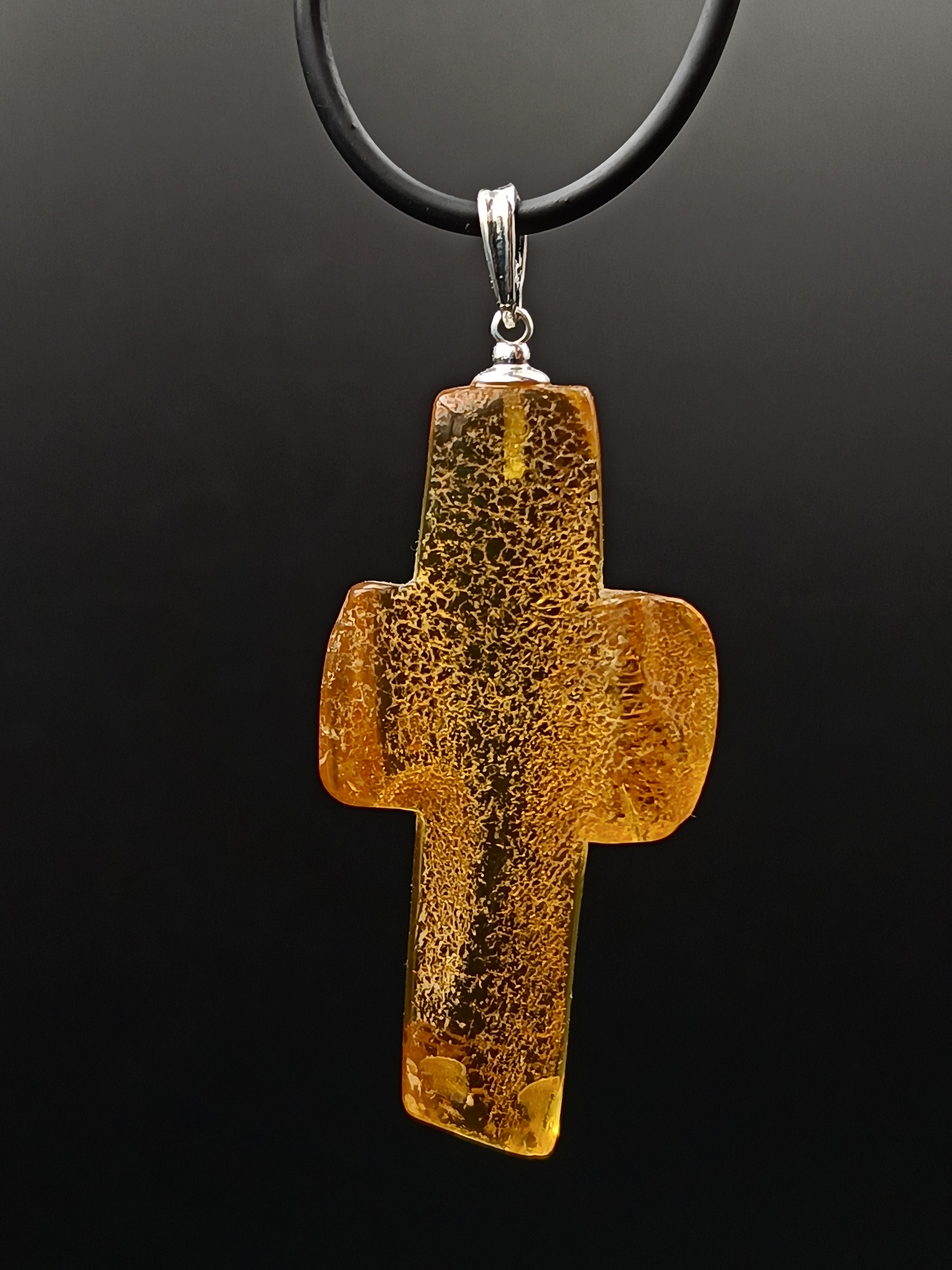 Wisiorek krzyżyk. Naturalny bursztyn bałtycki i srebro próby 925. Unikat.