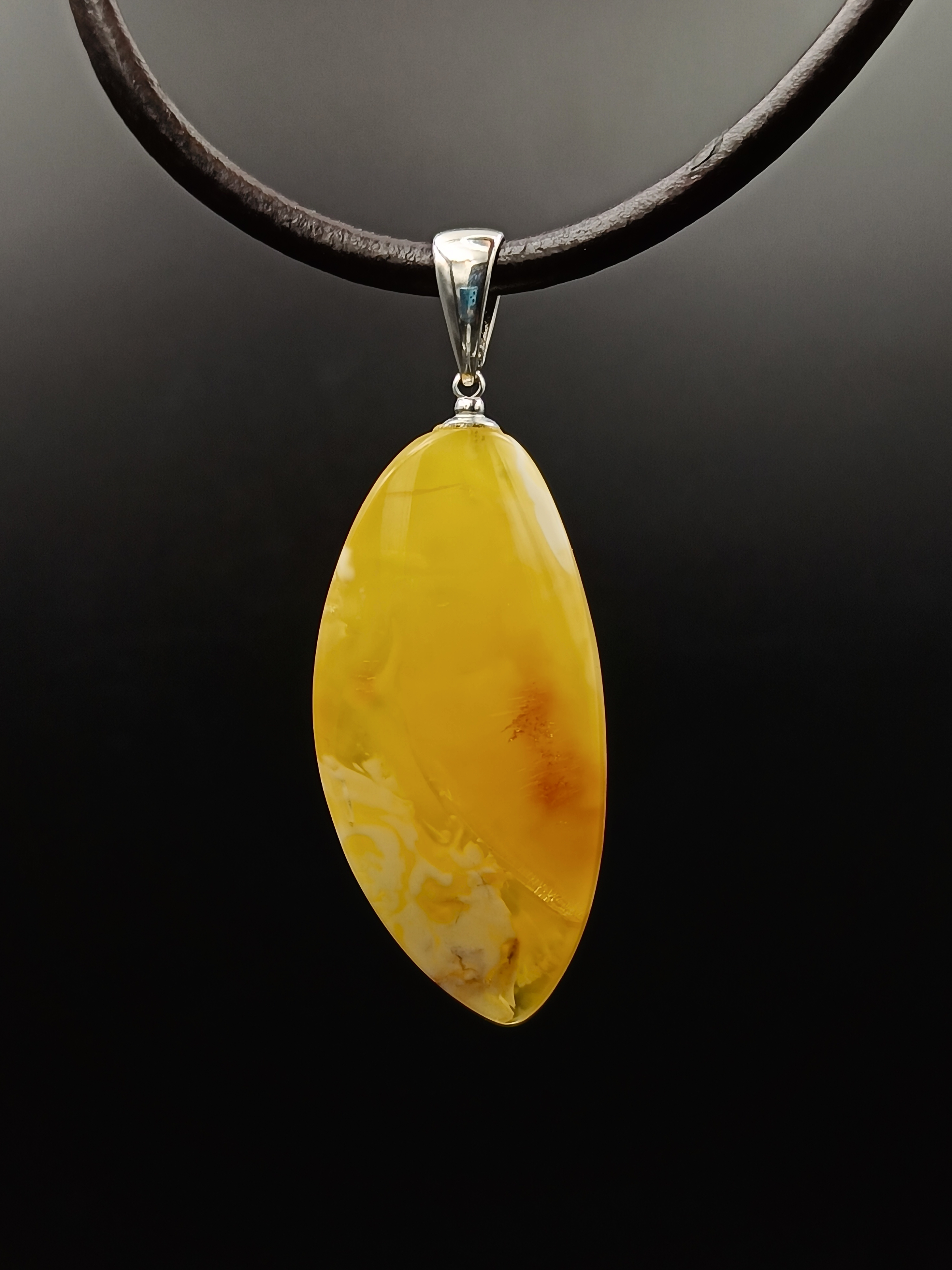 Wisiorek. Naturalny bursztyn bałtycki i srebro próby 925. Unikat.