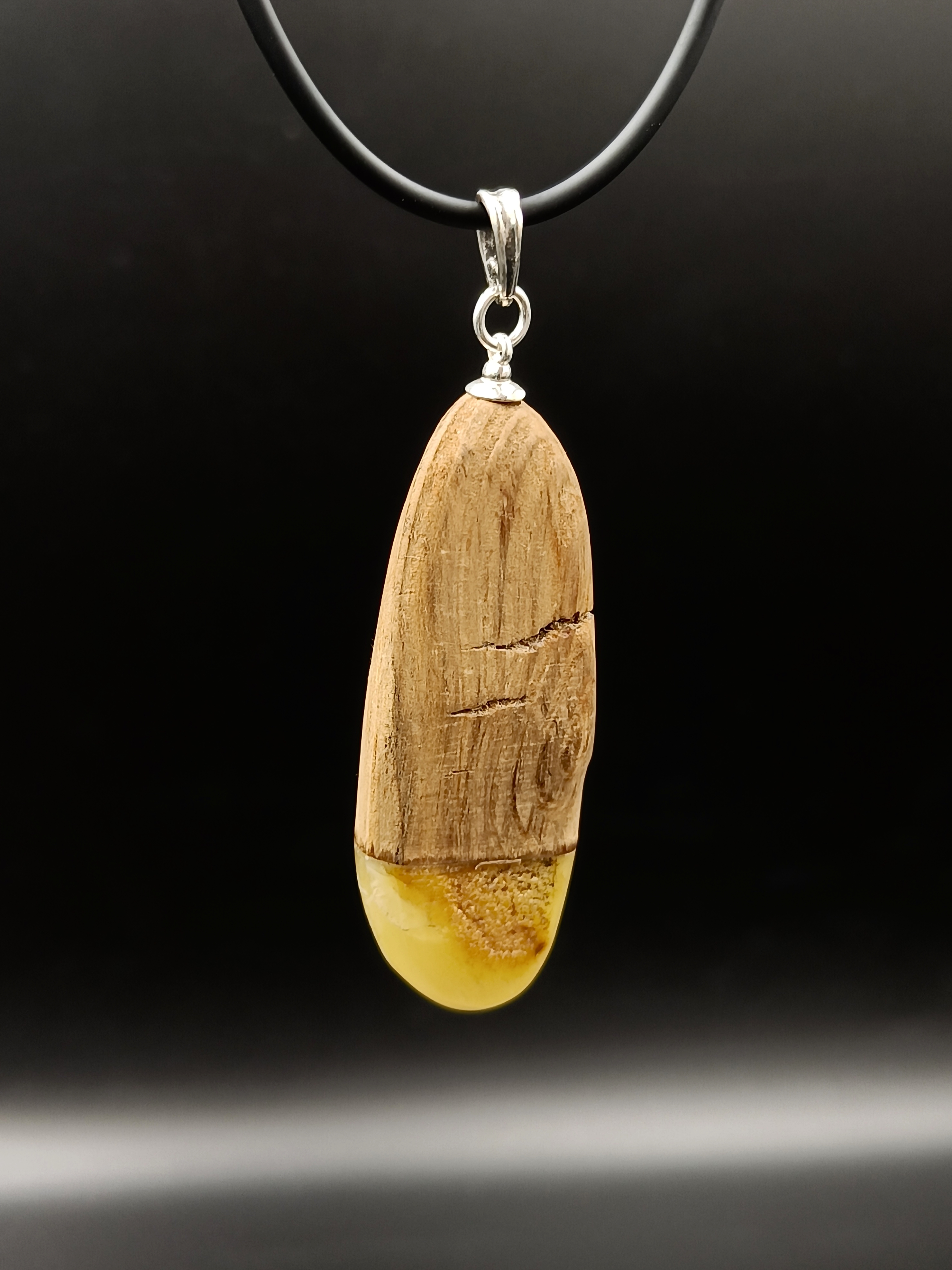Wisior. Naturalny bursztyn bałtycki, drewno i srebro próby 925. Unikat.