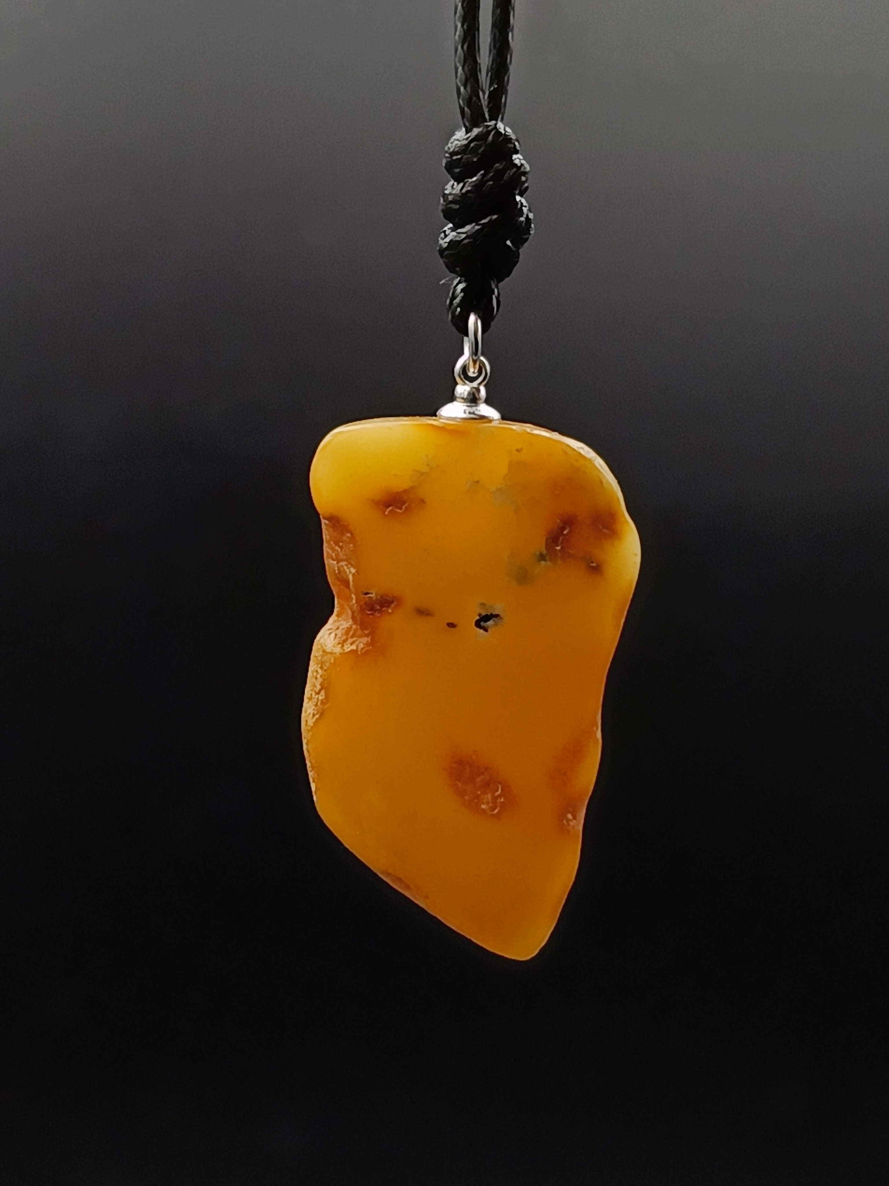 Wisiorek. Naturalny bursztyn bałtycki i srebro 925.