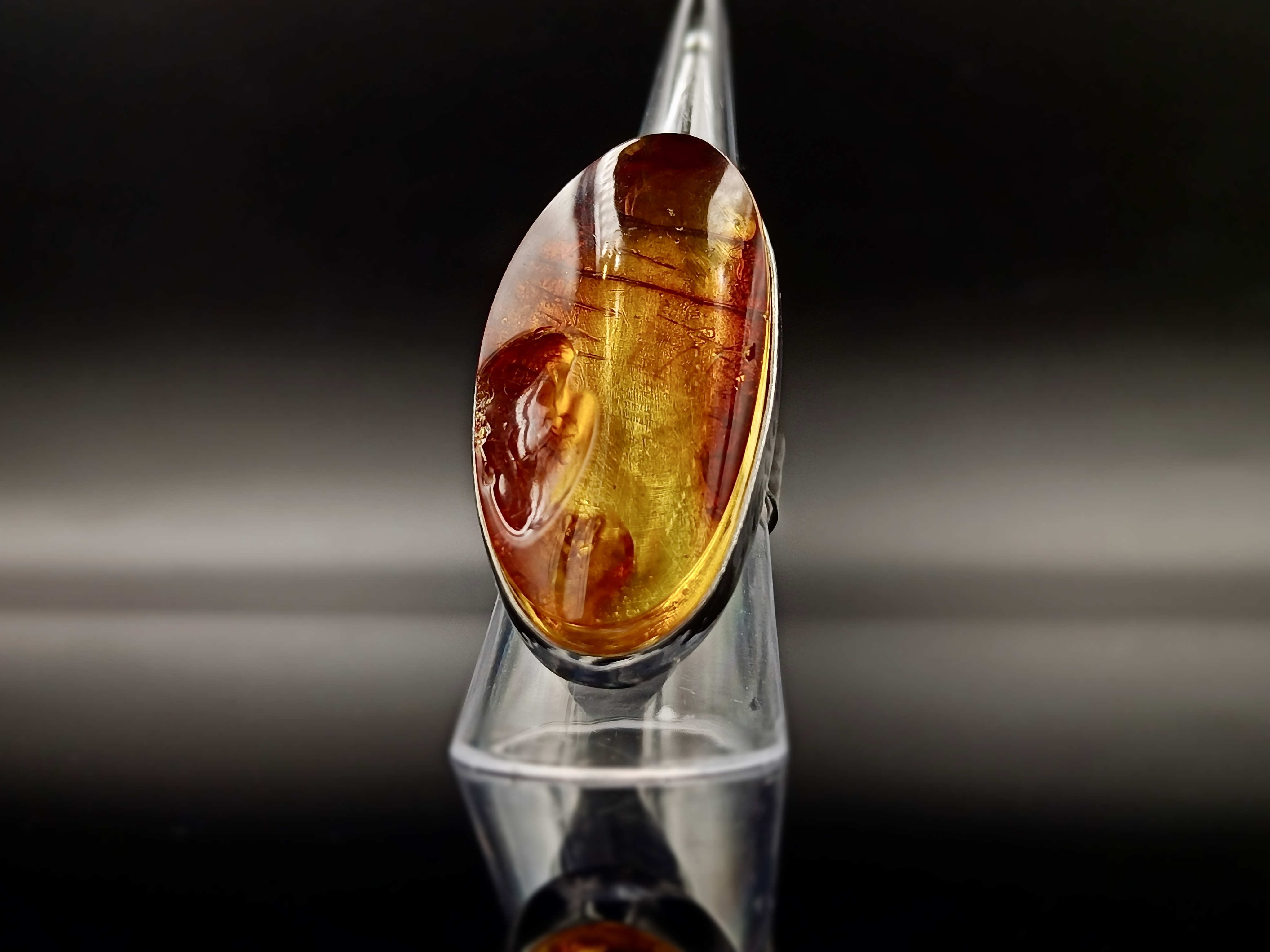 Pierścionek. Bursztyn bałtycki i srebro próby 925. Unikat.