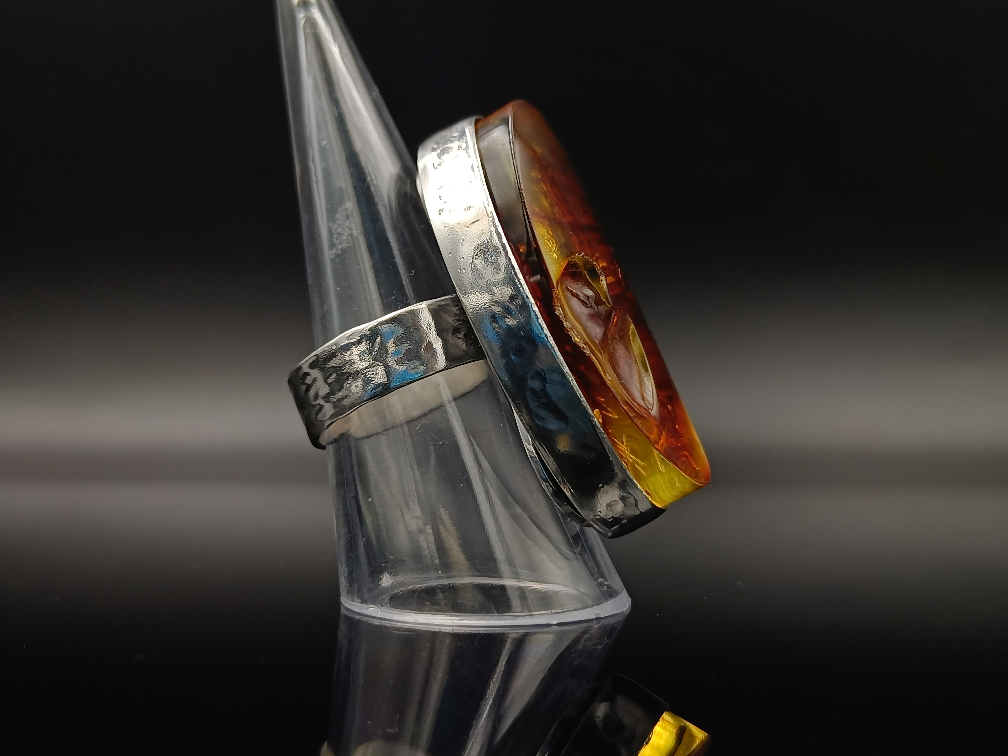 Pierścionek. Bursztyn bałtycki i srebro próby 925. Unikat.