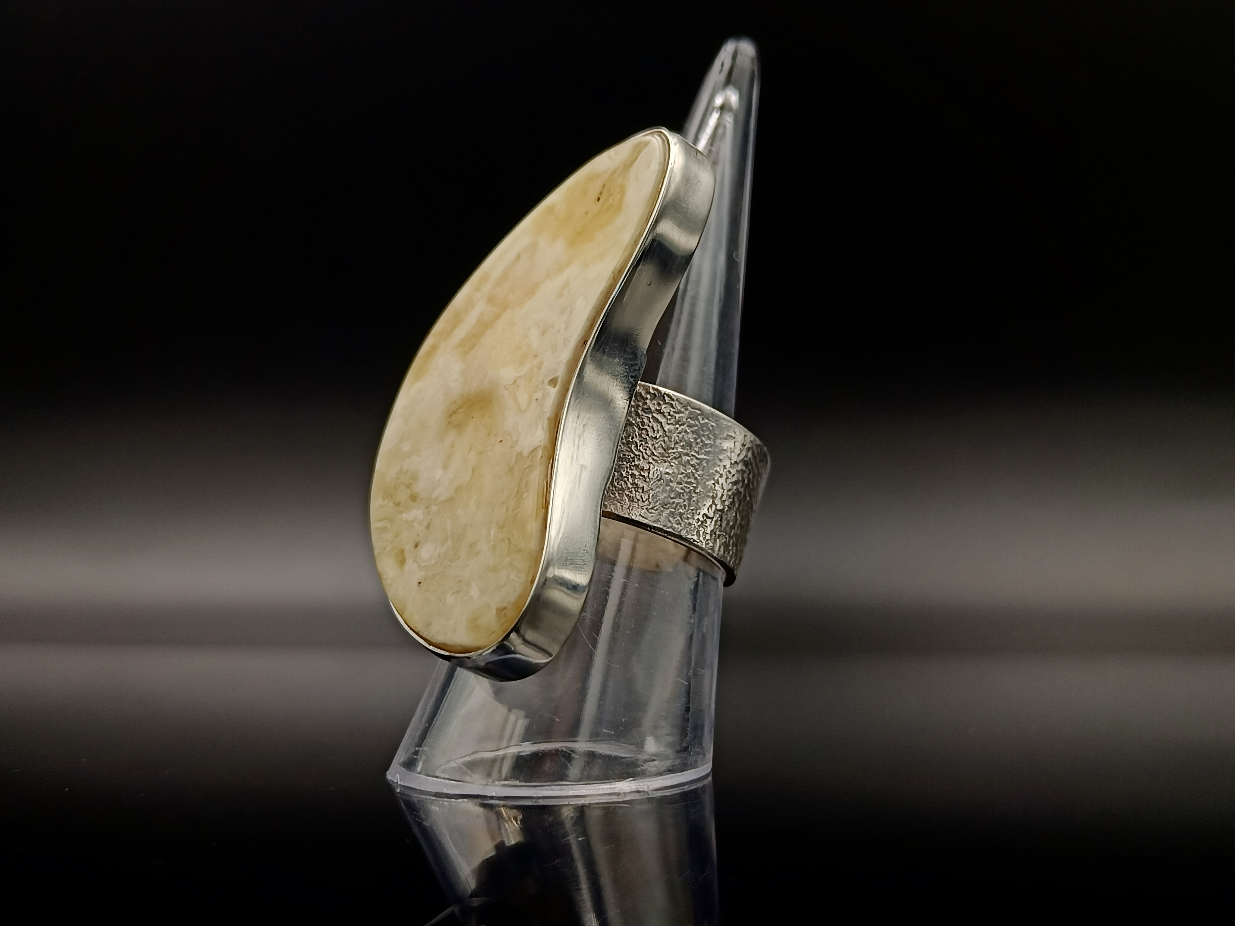 Pierścionek. Biało-żółty bursztyn bałtycki i srebro próby 925. Unikat.