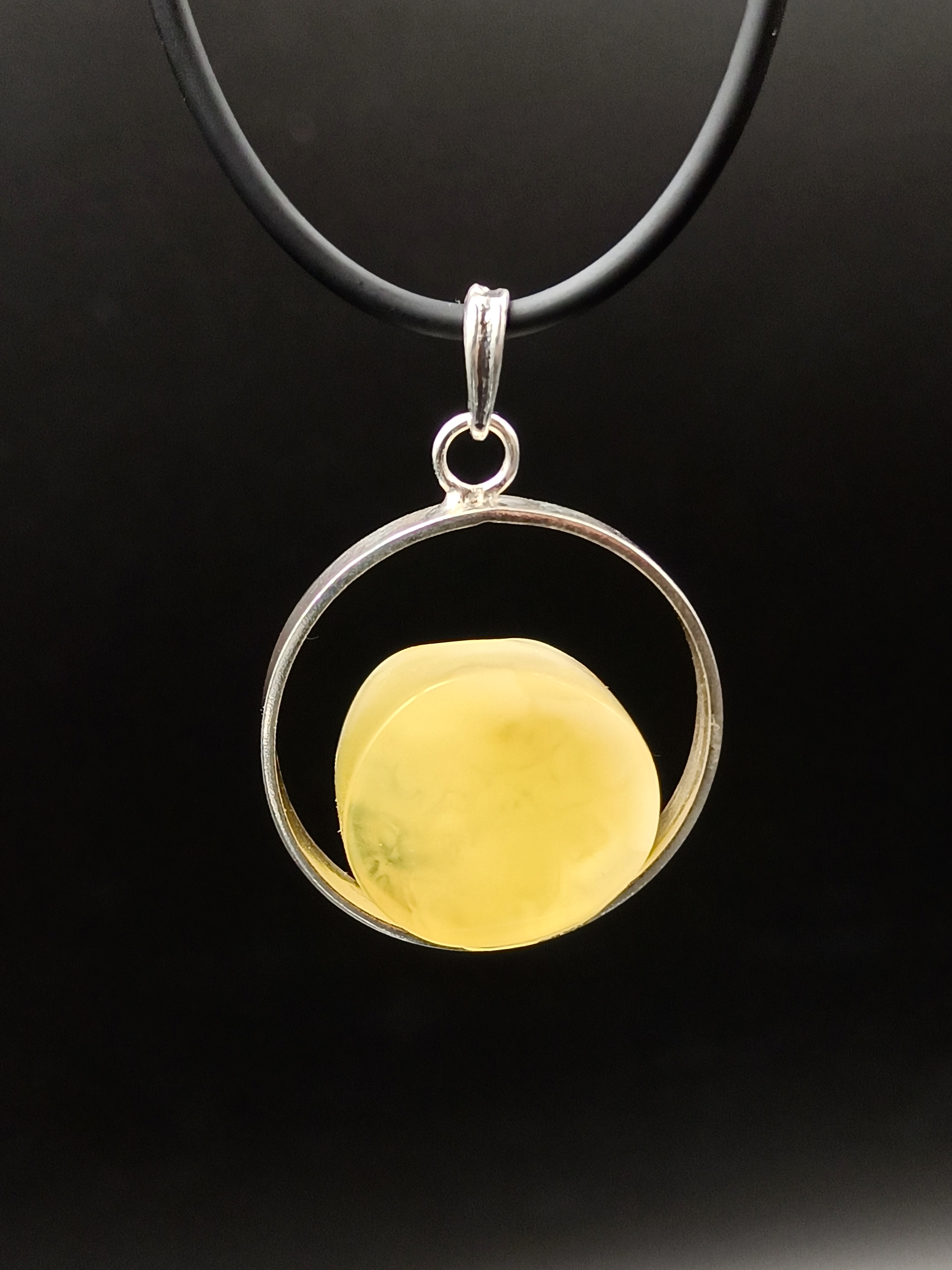 Wisiorek. Naturalny bursztyn bałtycki i srebro próby 925. Unikat.