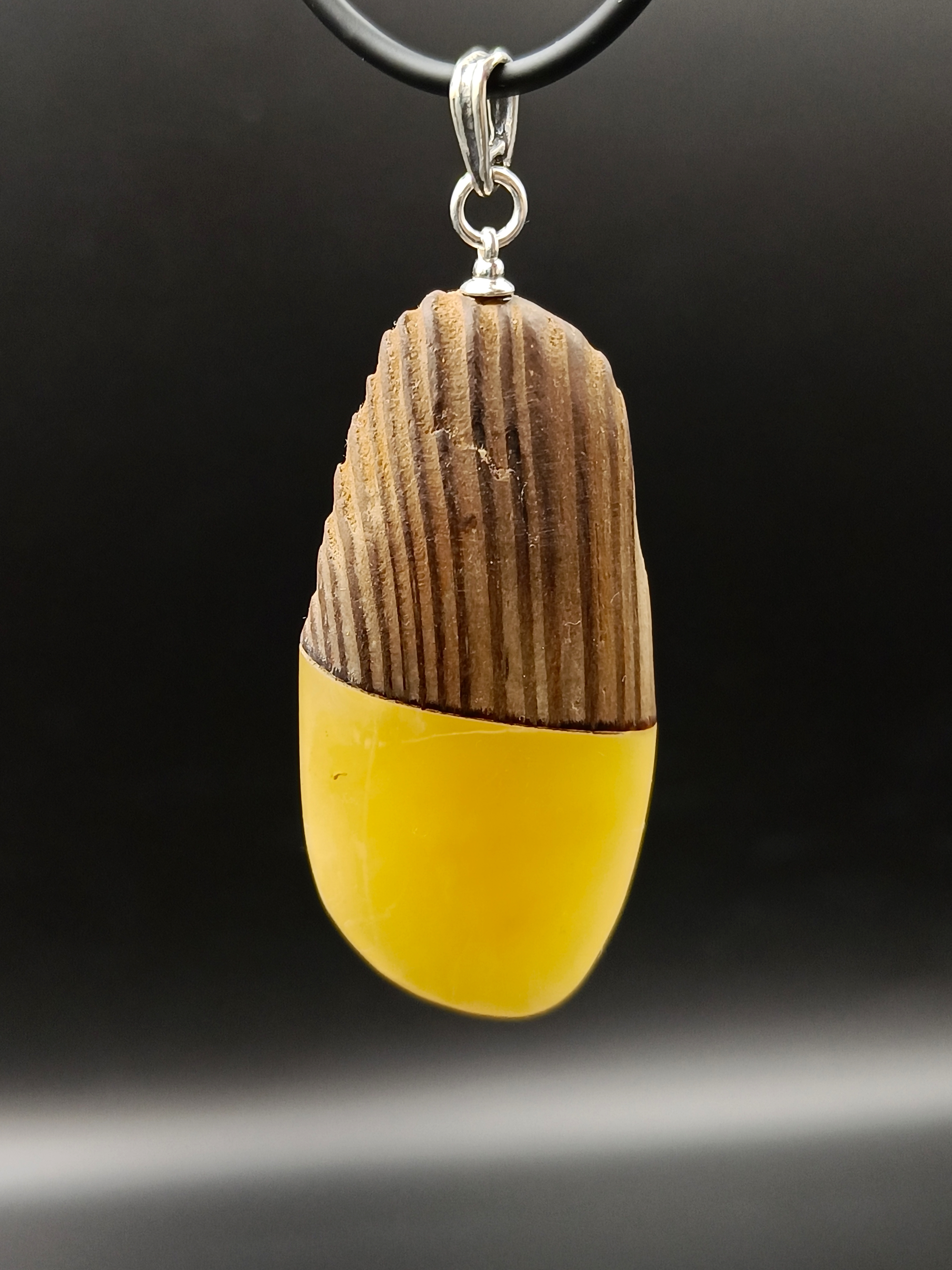 Wisior. Naturalny bursztyn bałtycki, drewno i srebro próby 925. Unikat.