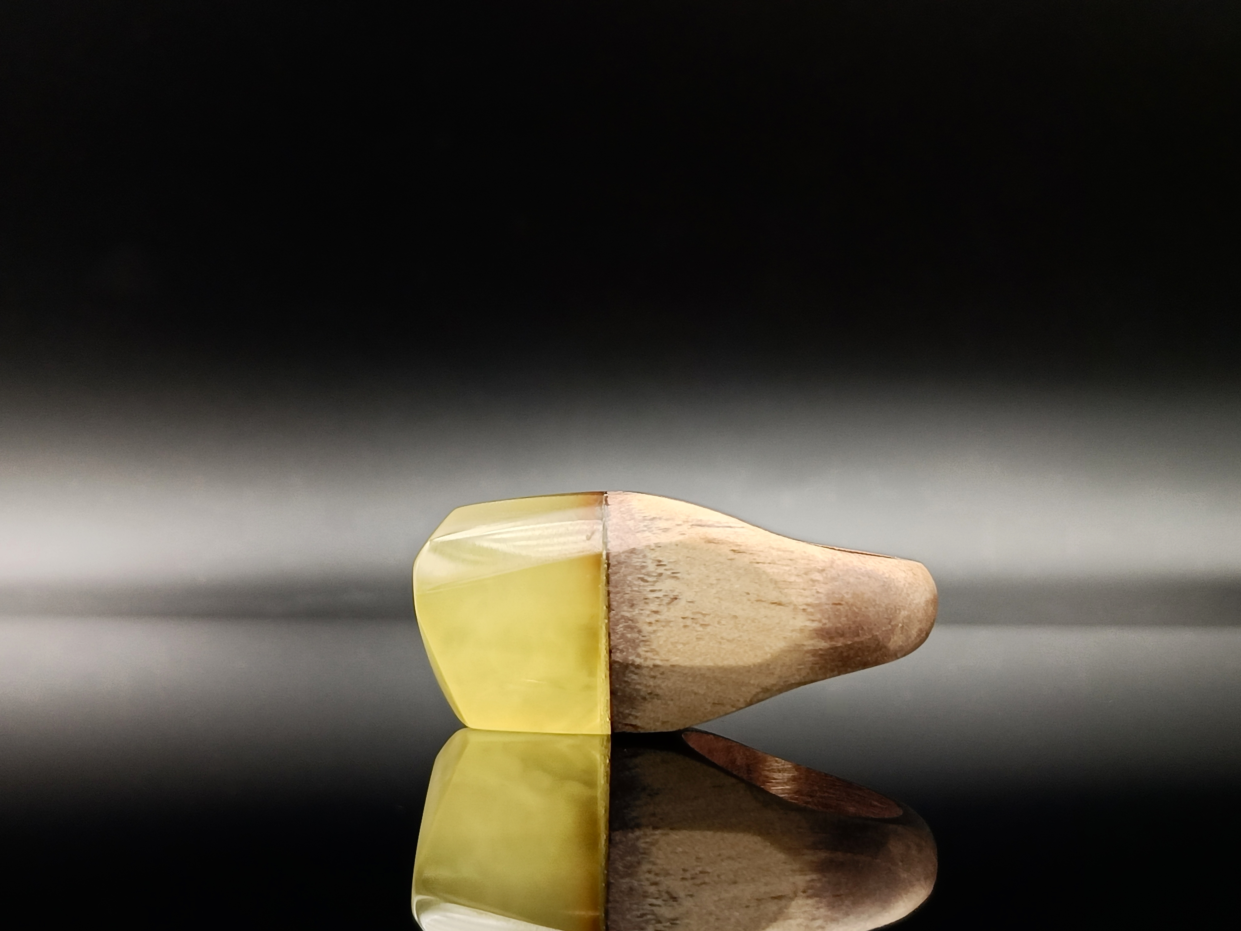 Pierścionek. Bursztyn bałtycki i drewno.