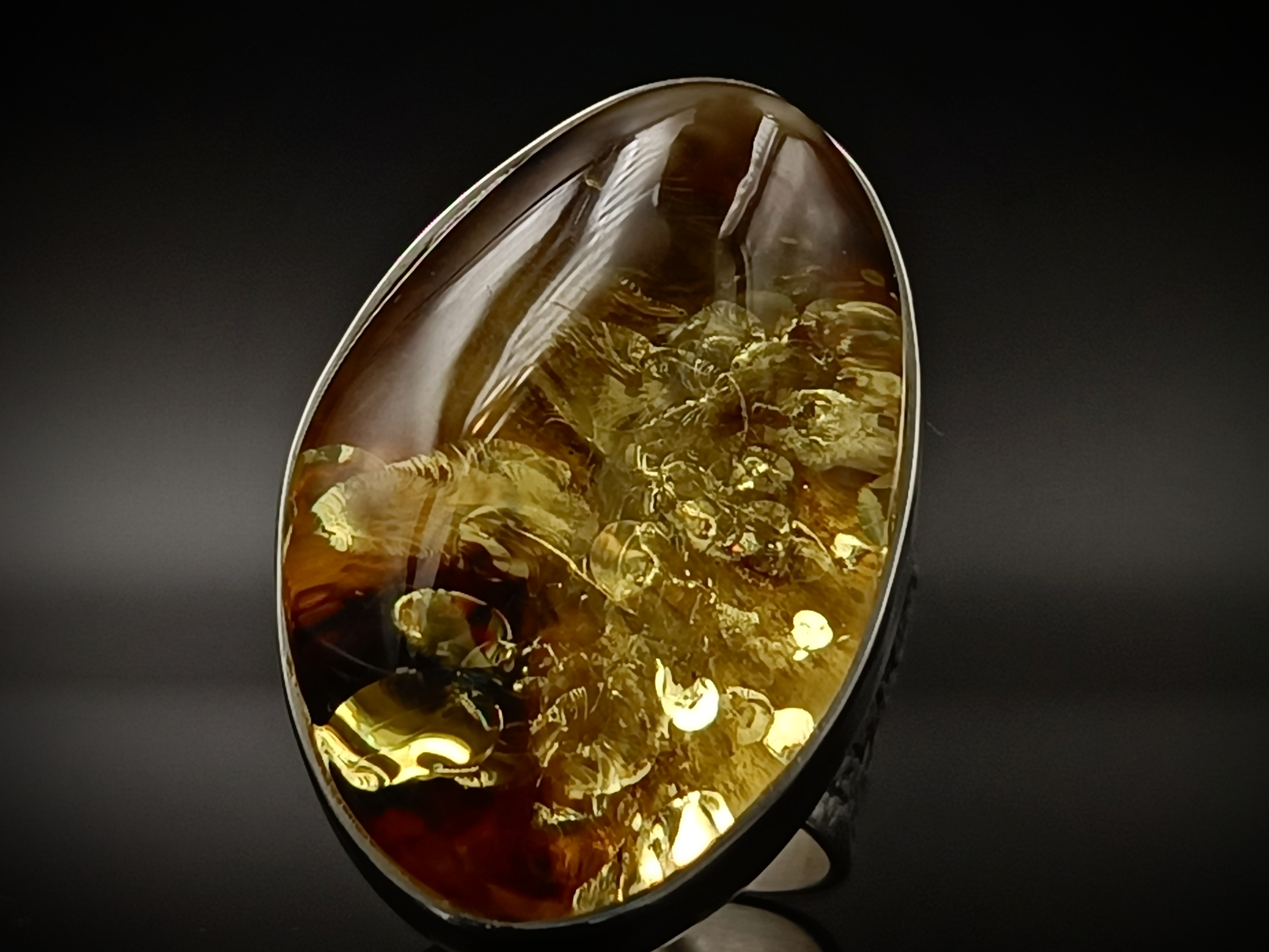 Pierścionek. Bursztyn bałtycki i srebro próby 925. Unikat.