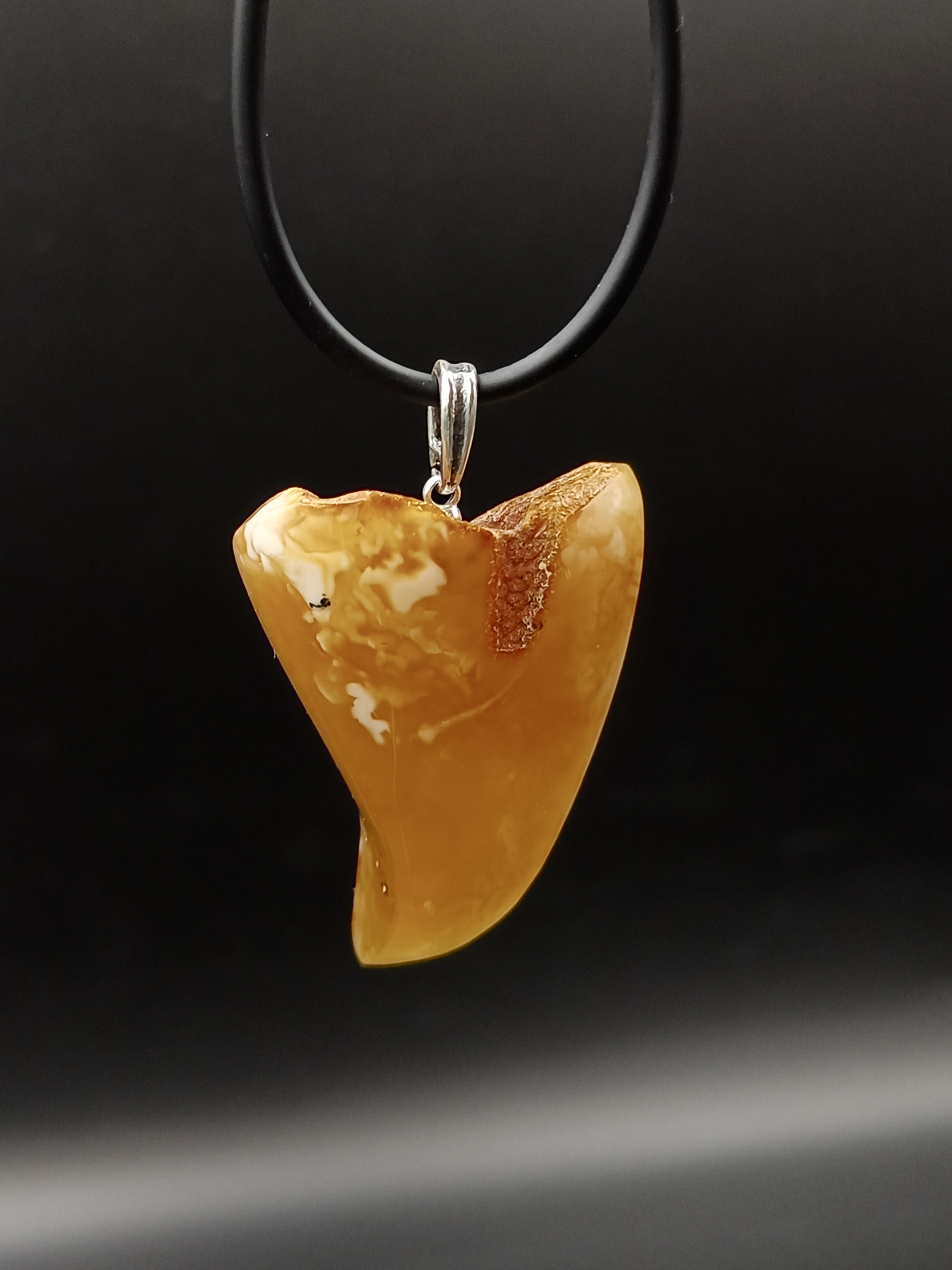 Wisiorek. Naturalny bursztyn bałtycki i srebro próby 925. Unikat.