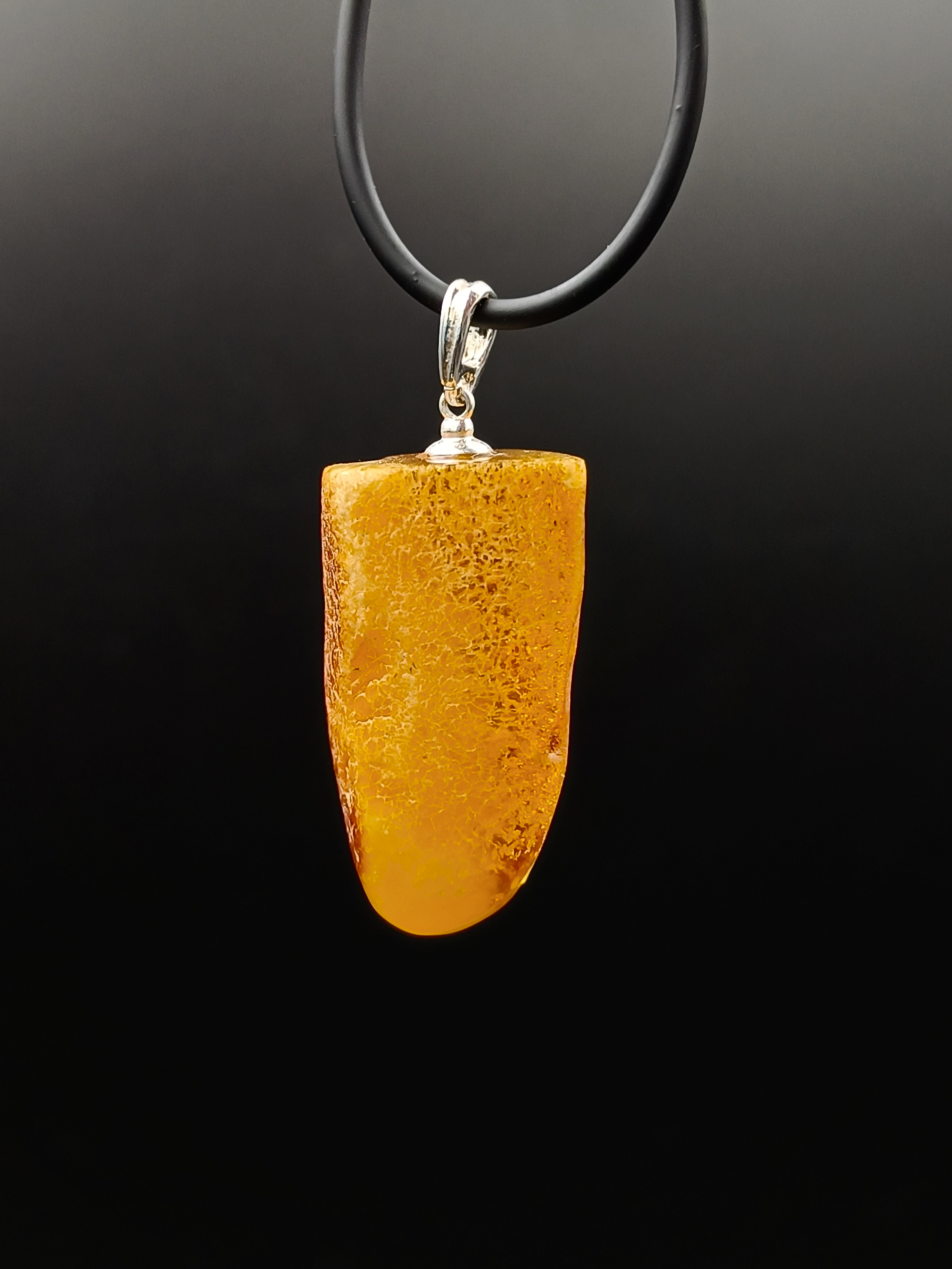 Wisiorek. Naturalny bursztyn bałtycki i srebro próby 925. Unikat.