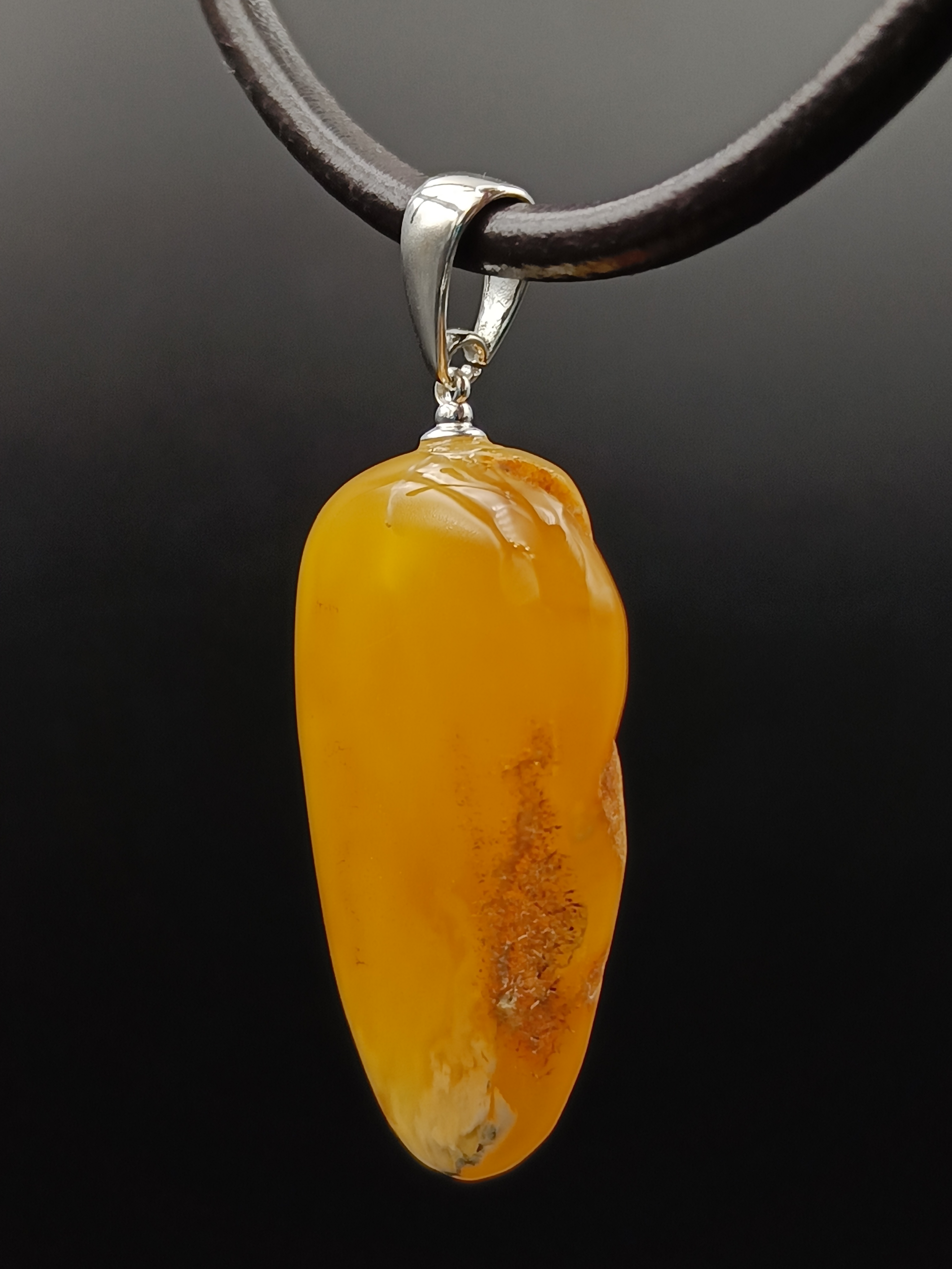 Wisiorek. Naturalny bursztyn bałtycki i srebro próby 925. Unikat.