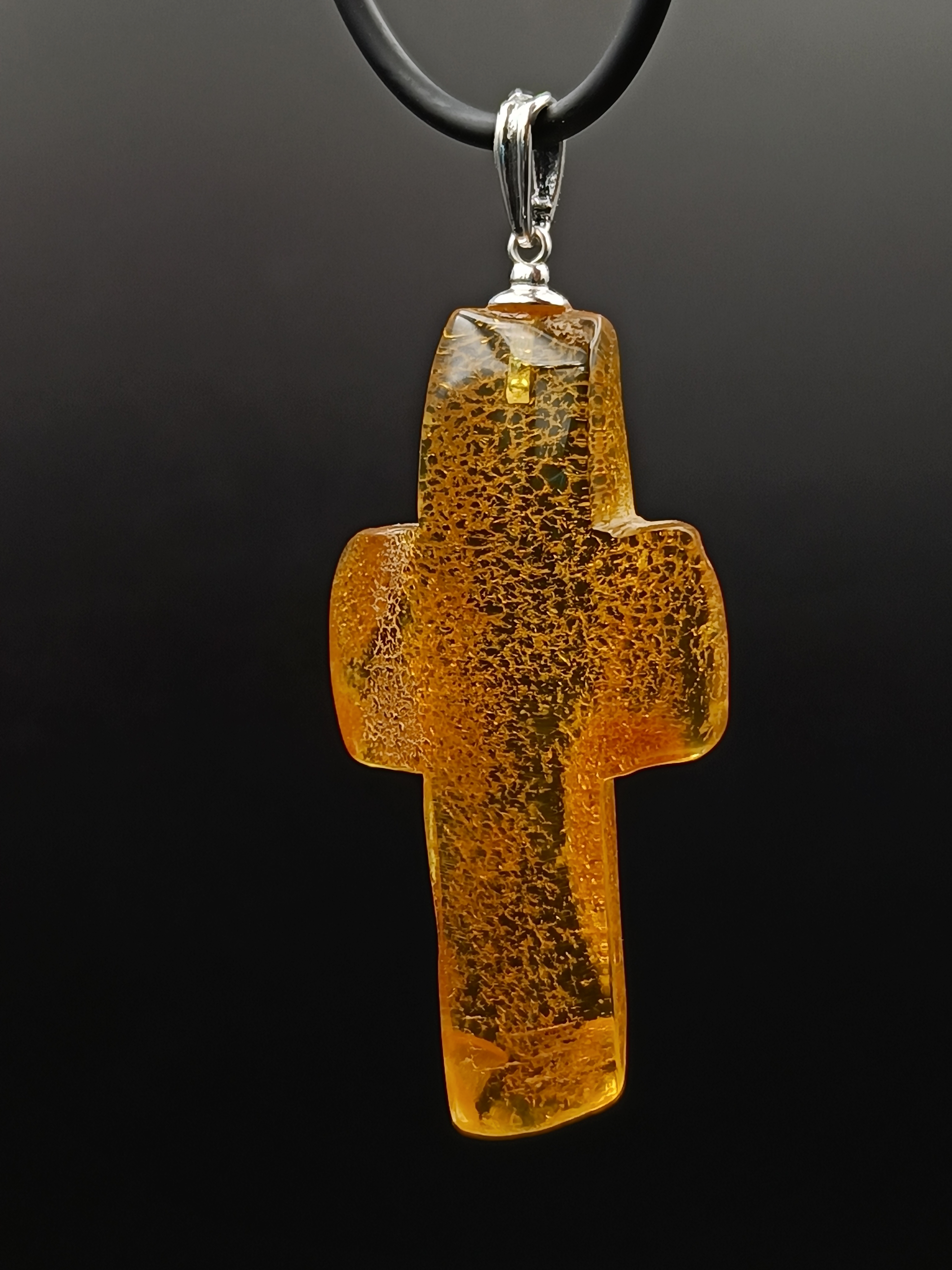 Wisiorek krzyżyk. Naturalny bursztyn bałtycki i srebro próby 925. Unikat.