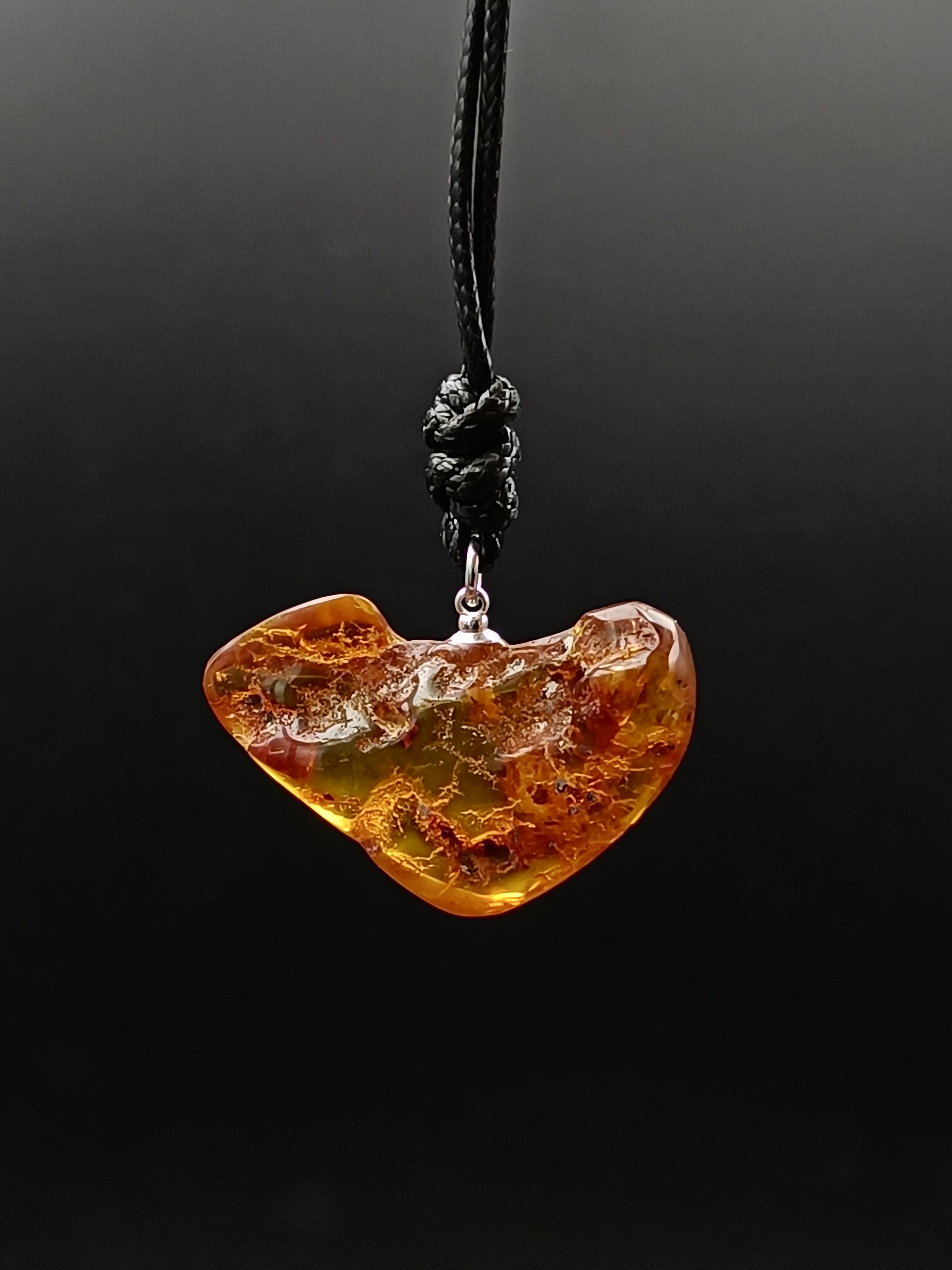 Wisiorek. Naturalny bursztyn bałtycki i srebro 925.