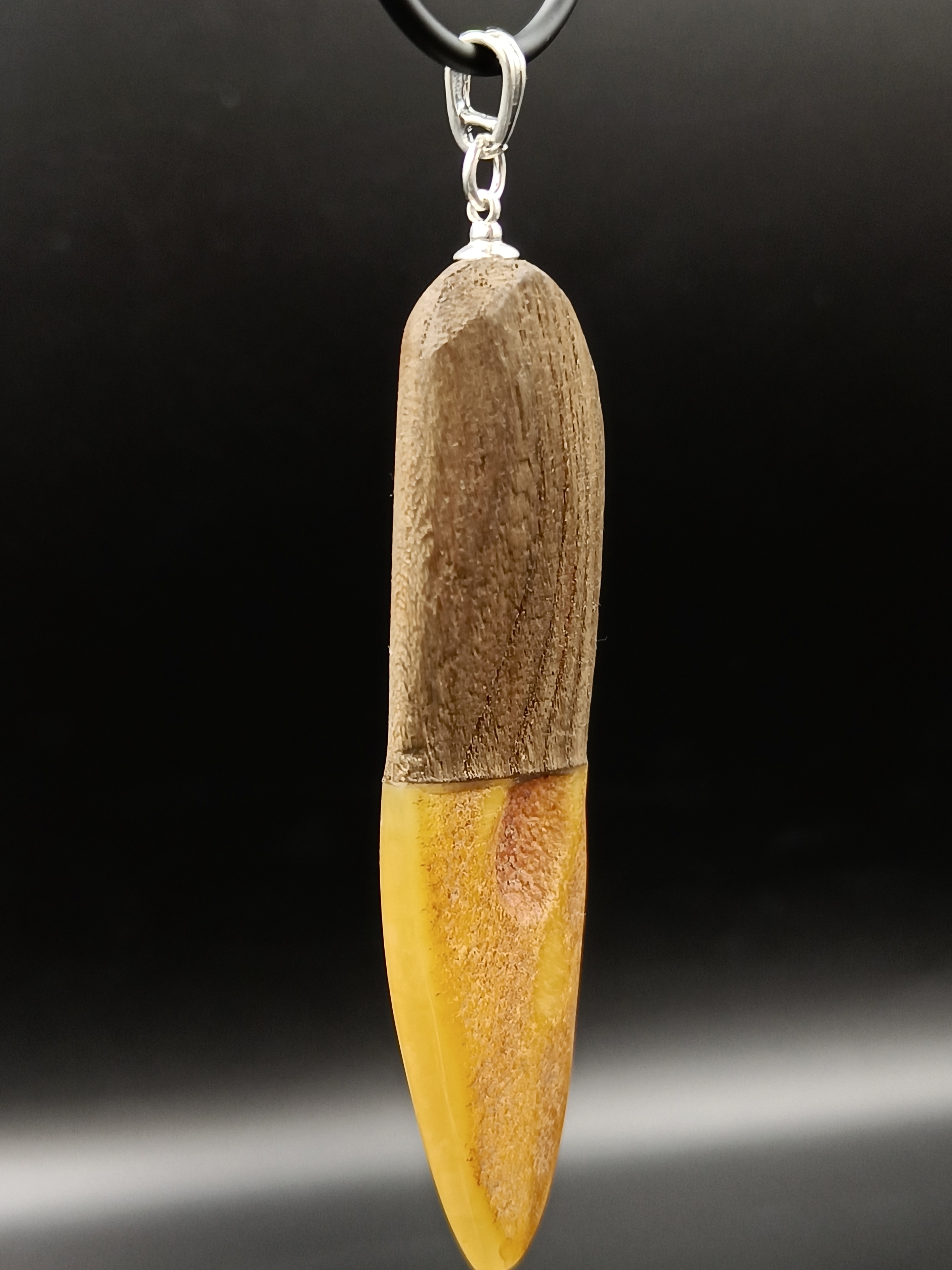 Wisior. Naturalny bursztyn bałtycki, drewno i srebro próby 925. Unikat.