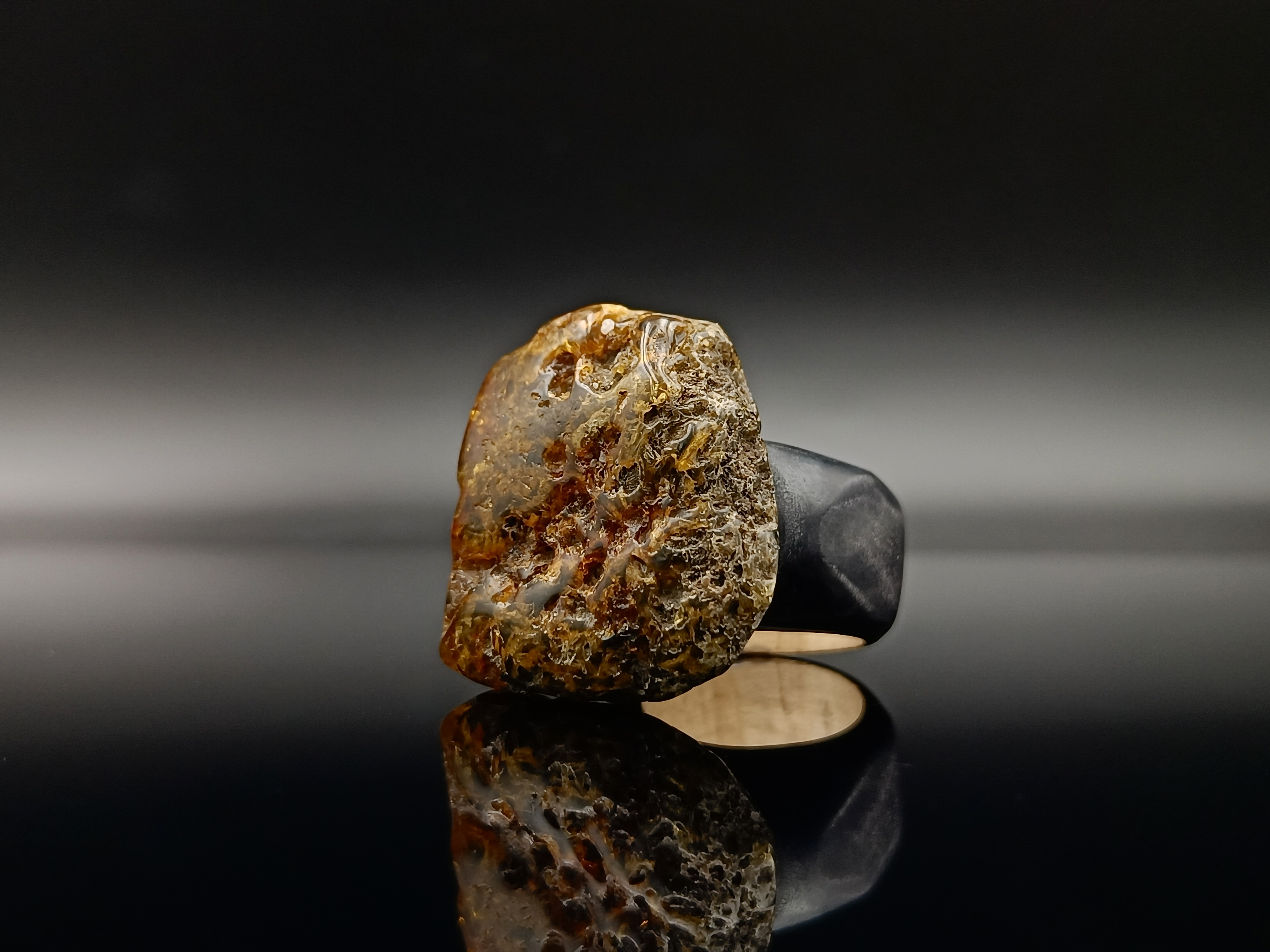 Pierścionek. Bursztyn bałtycki i drewno.