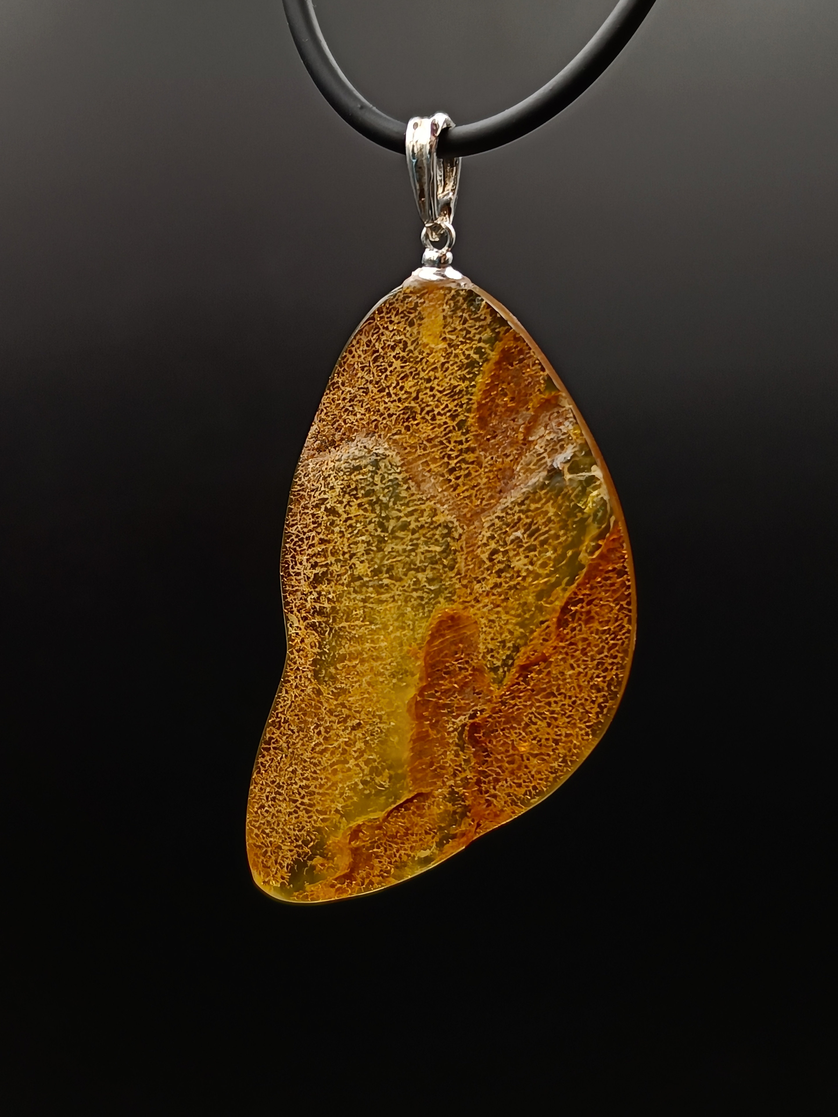 Wisiorek. Naturalny bursztyn bałtycki i srebro próby 925. Unikat.