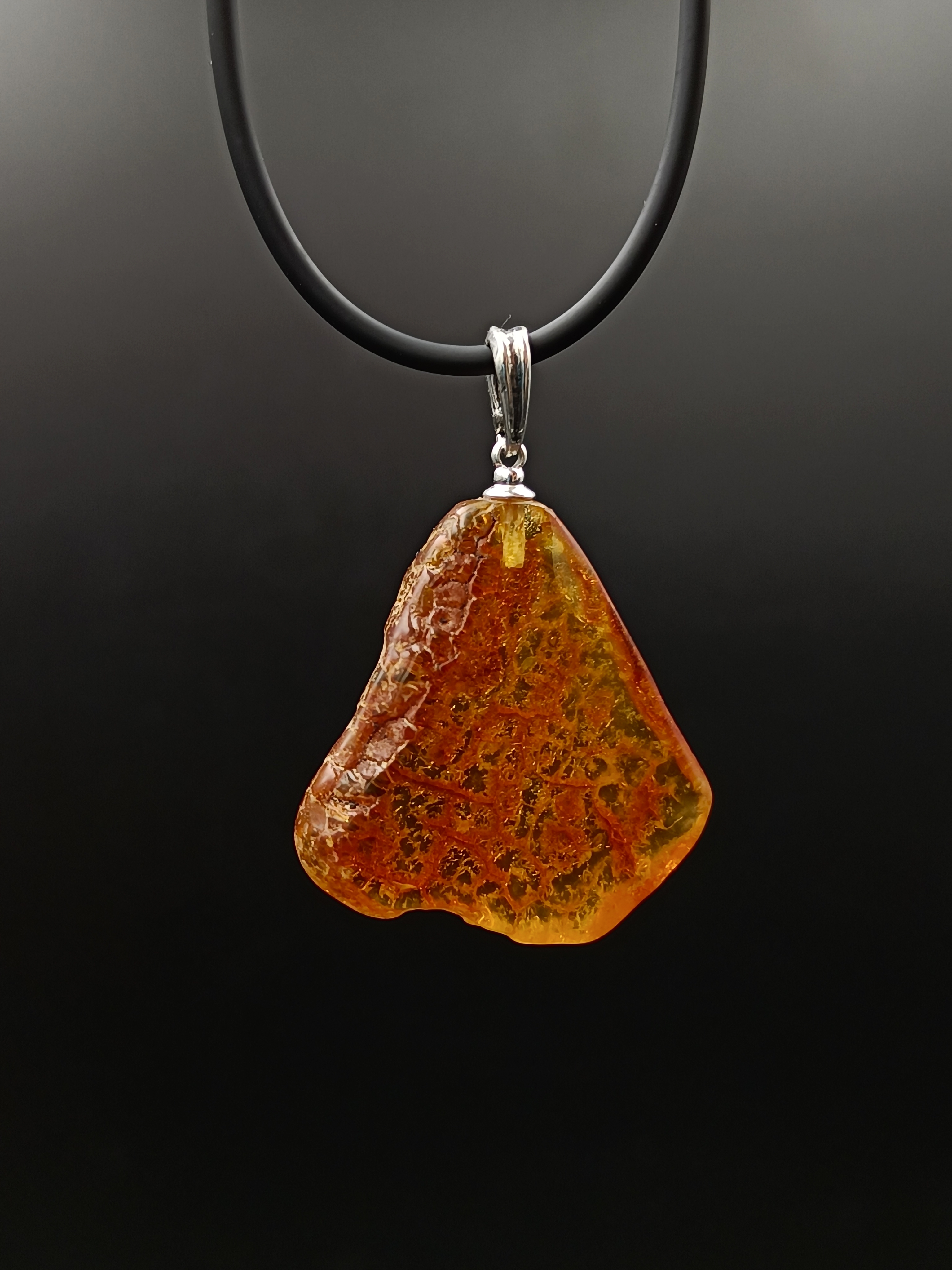 Wisiorek. Naturalny bursztyn bałtycki i srebro próby 925. Unikat.