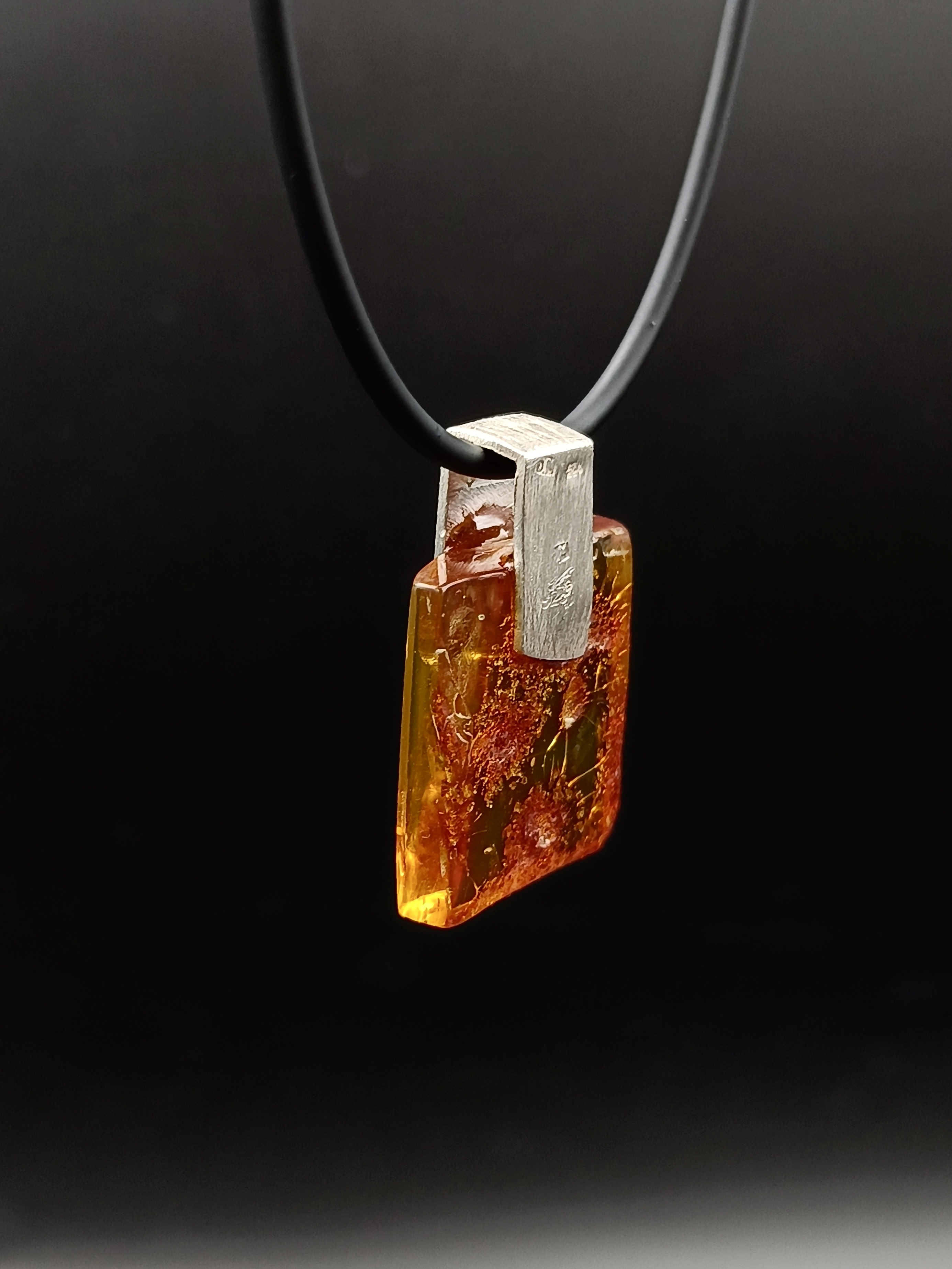 Wisiorek. Naturalny bursztyn bałtycki i srebro próby 925. Unikat.