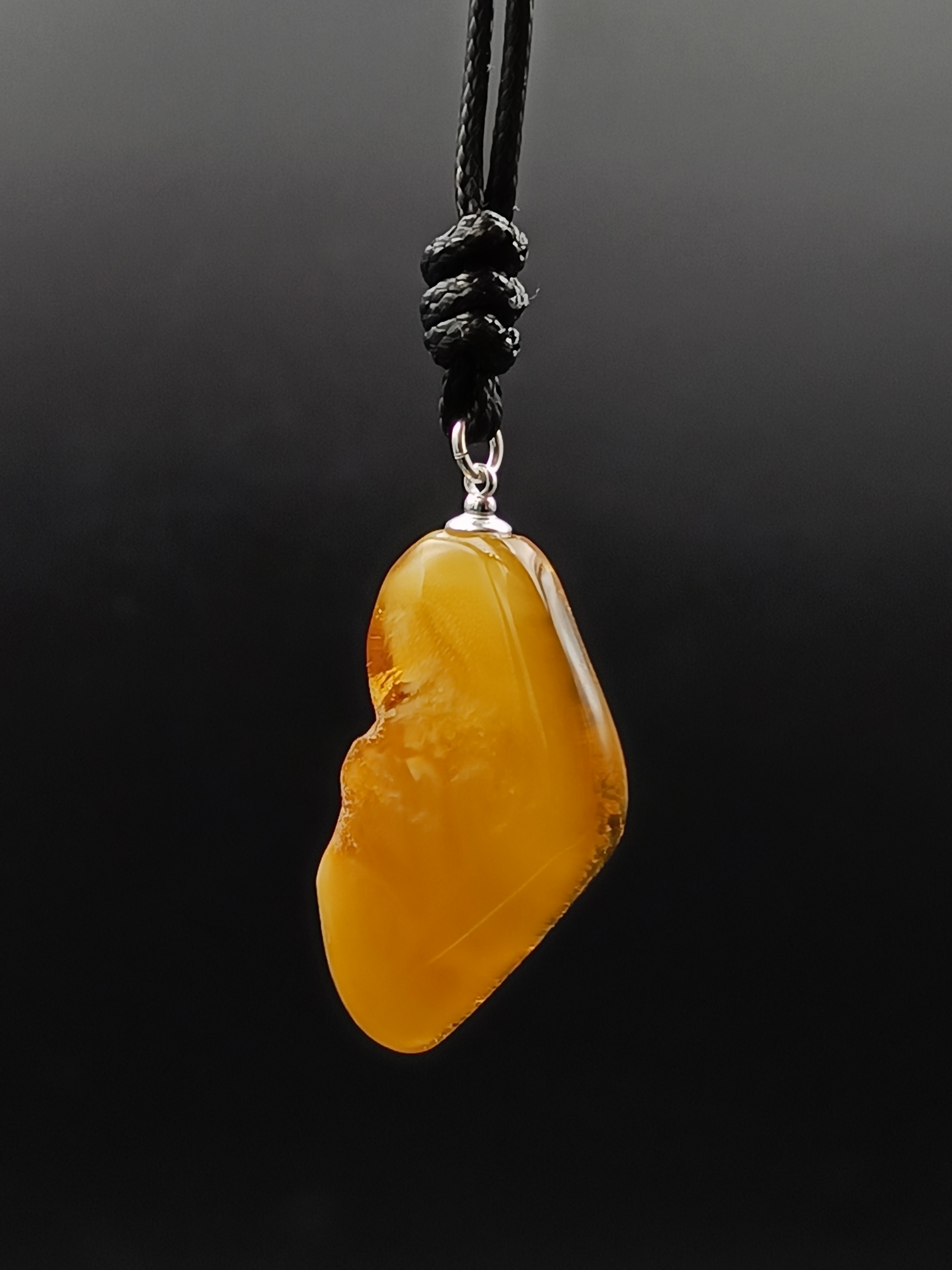 Wisiorek. Naturalny bursztyn bałtycki i srebro 925.