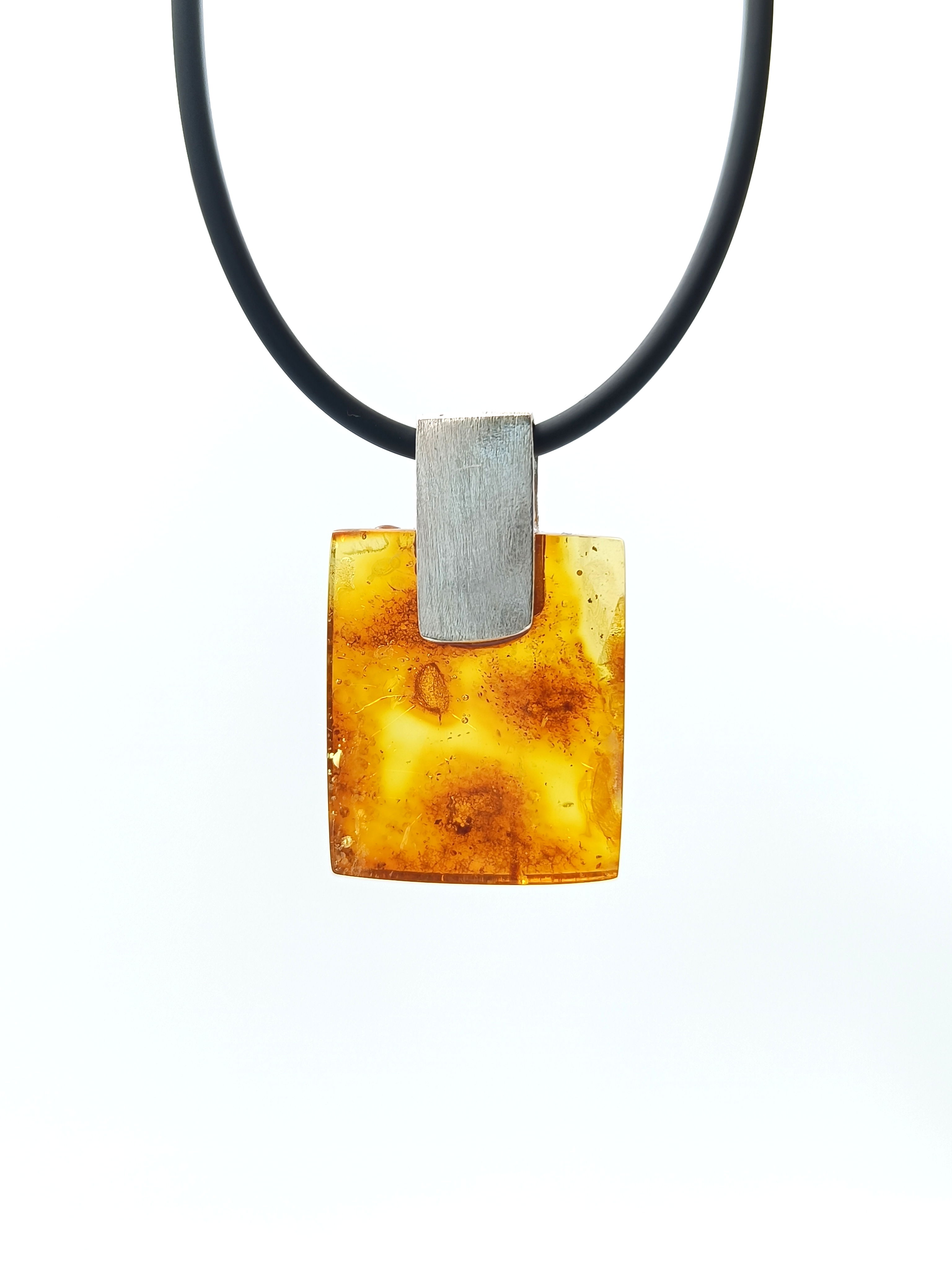 Wisiorek. Naturalny bursztyn bałtycki i srebro próby 925. Unikat.