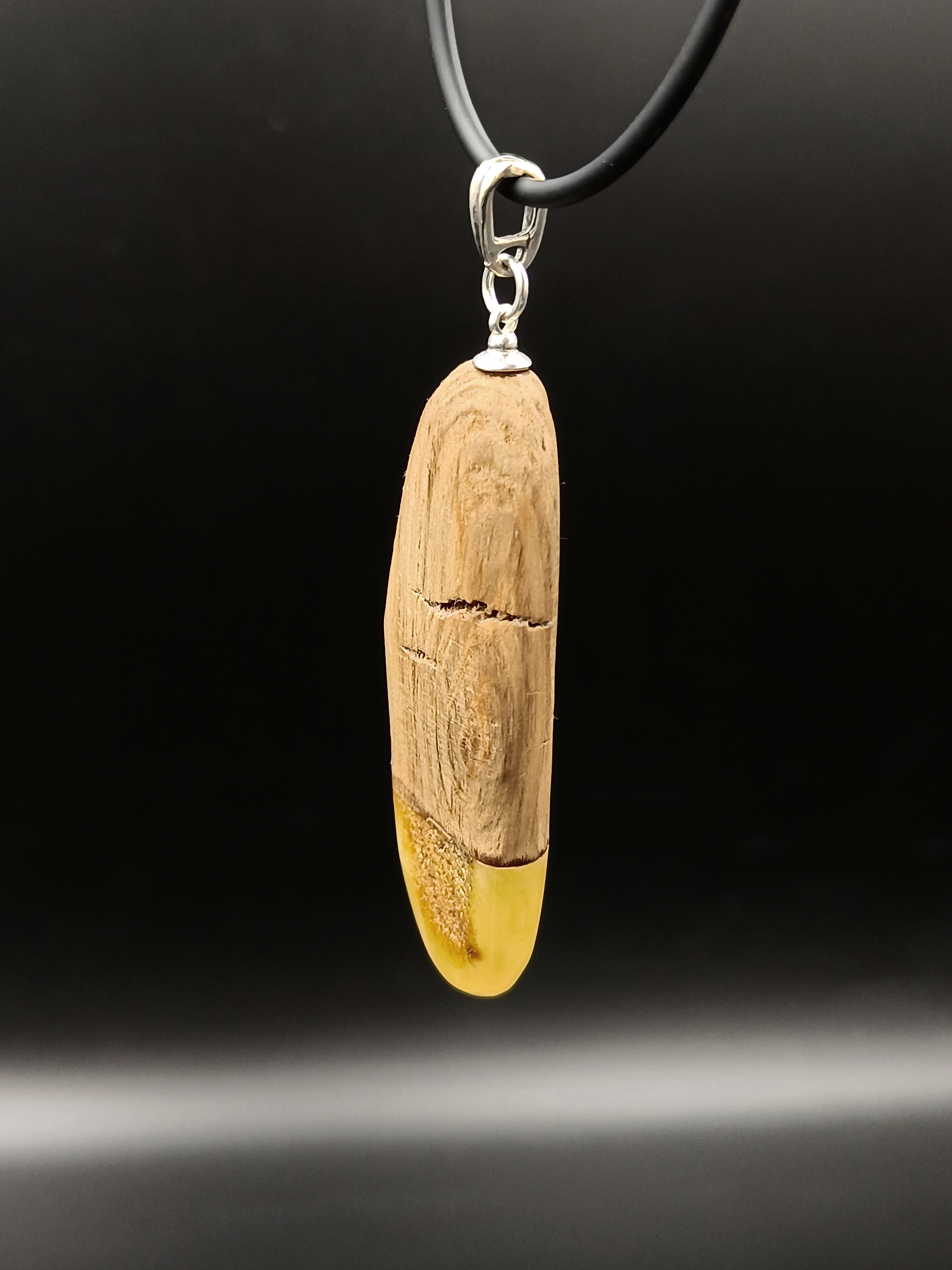 Wisior. Naturalny bursztyn bałtycki, drewno i srebro próby 925. Unikat.