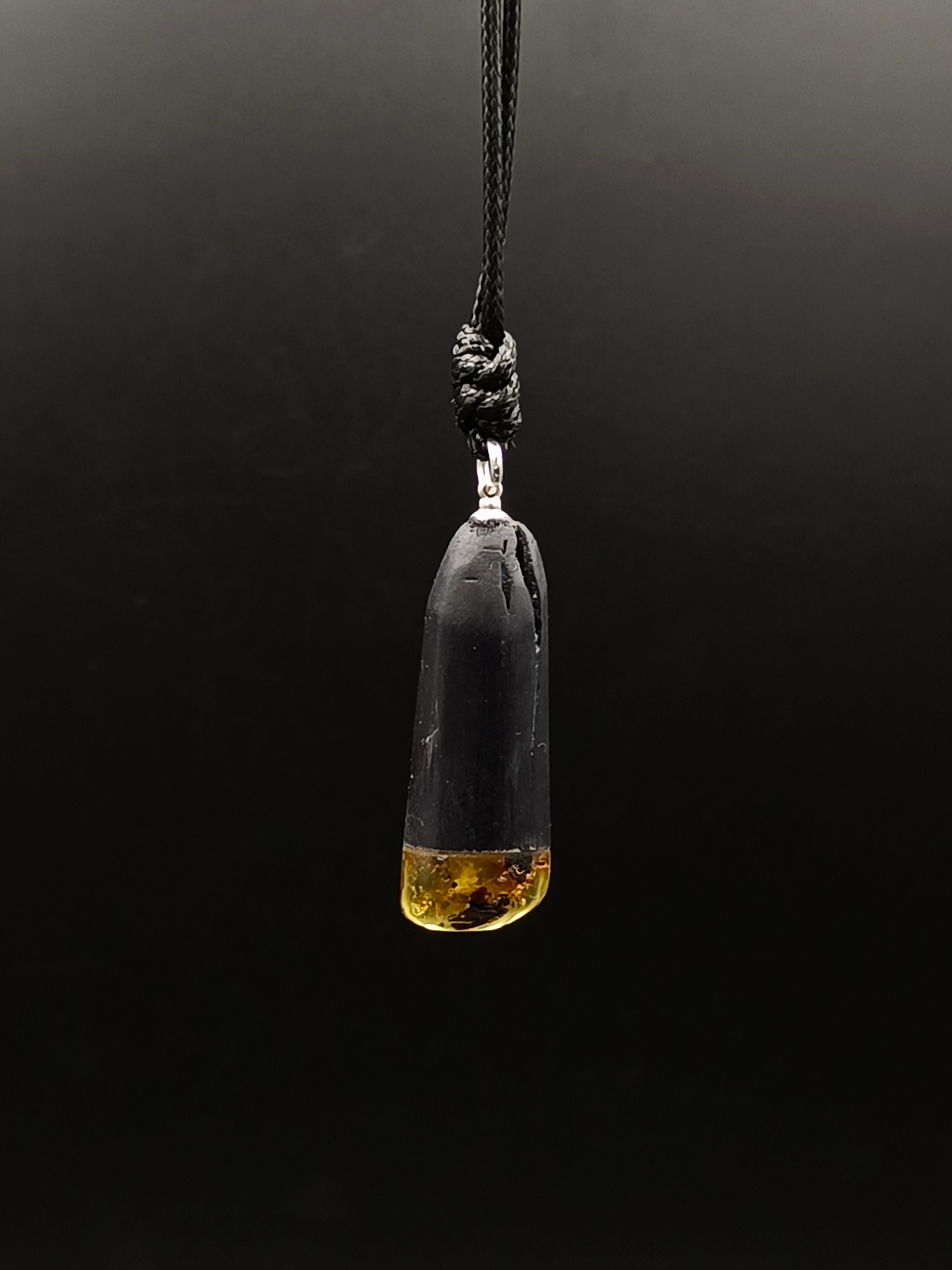 Wisiorek. Naturalny bursztyn bałtycki, drewno i srebro 925.
