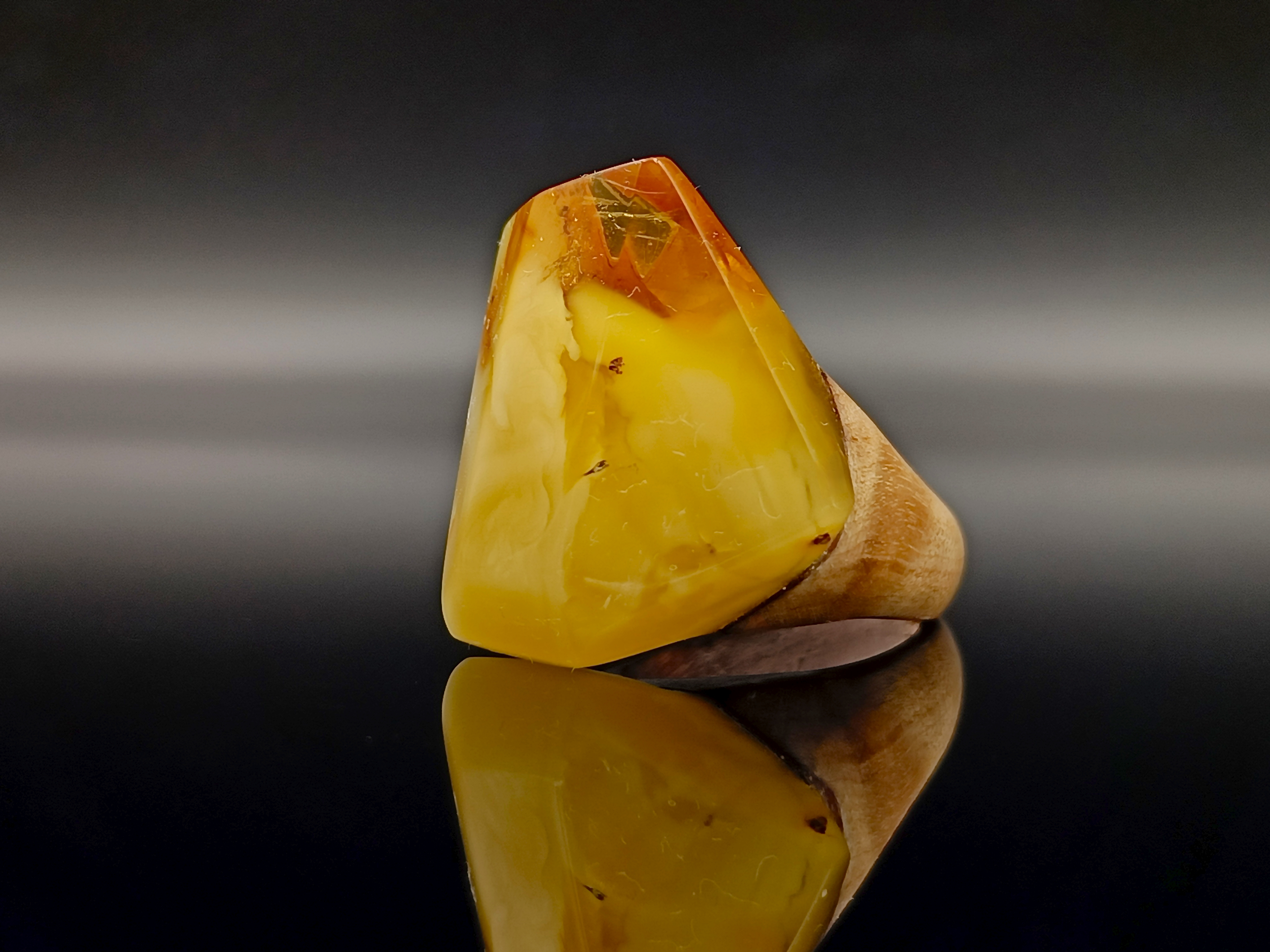 Pierścionek. Bursztyn bałtycki i drewno.