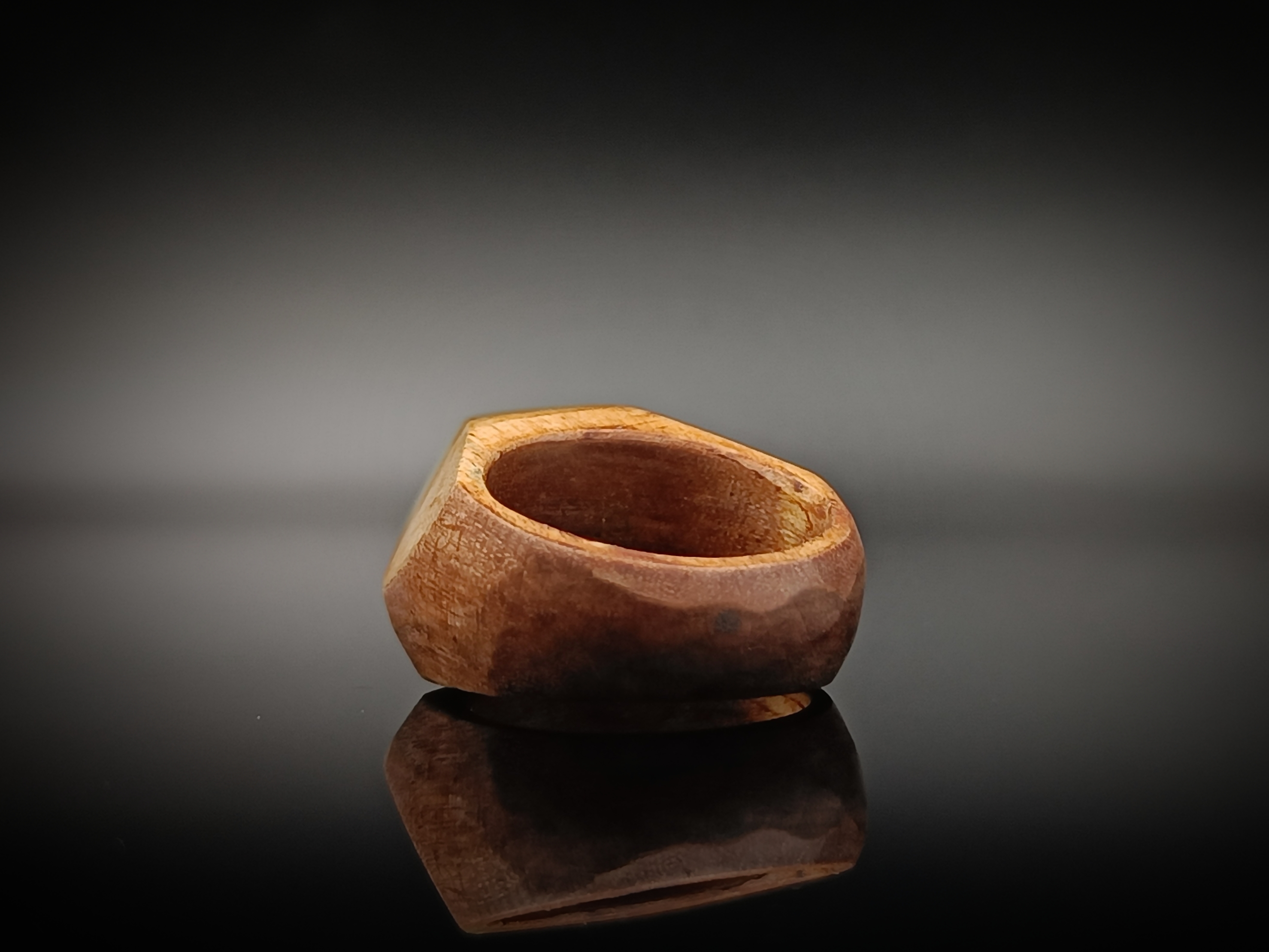 Pierścionek. Bursztyn bałtycki i drewno.