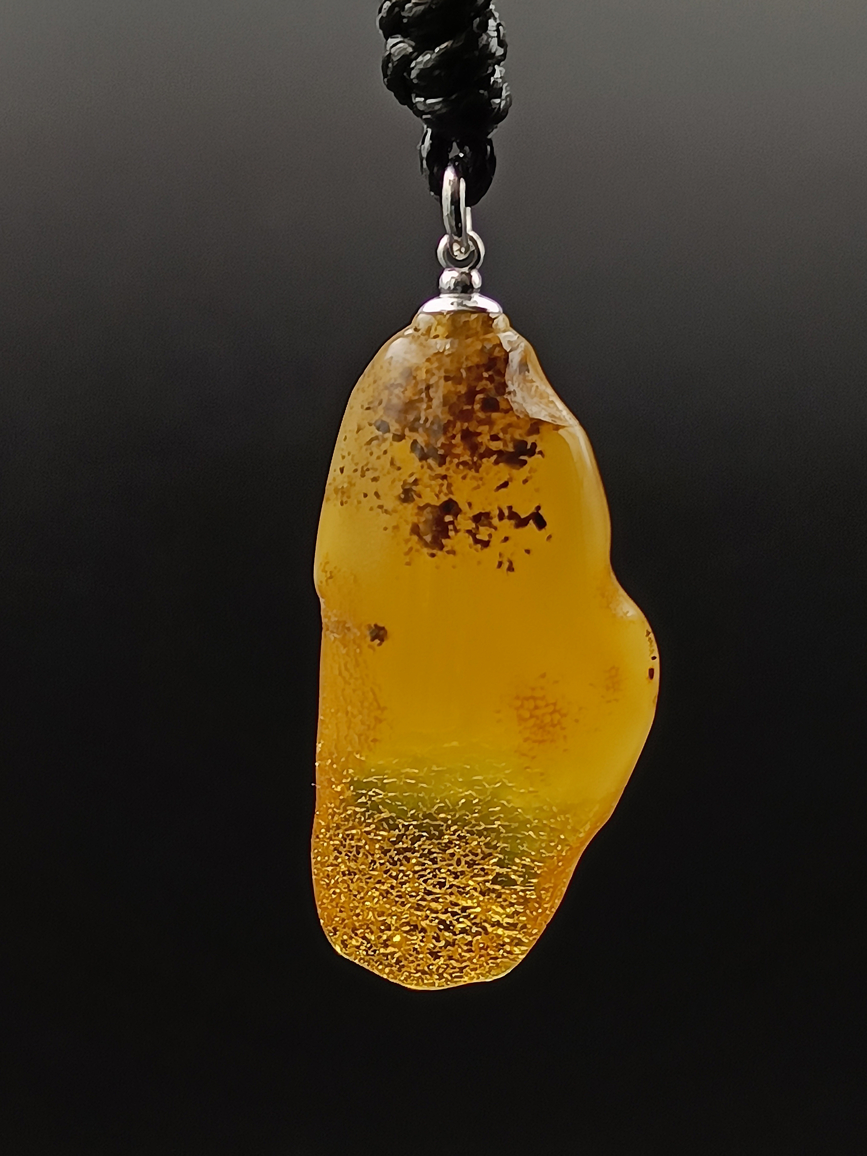 Wisiorek. Naturalny bursztyn bałtycki i srebro 925.